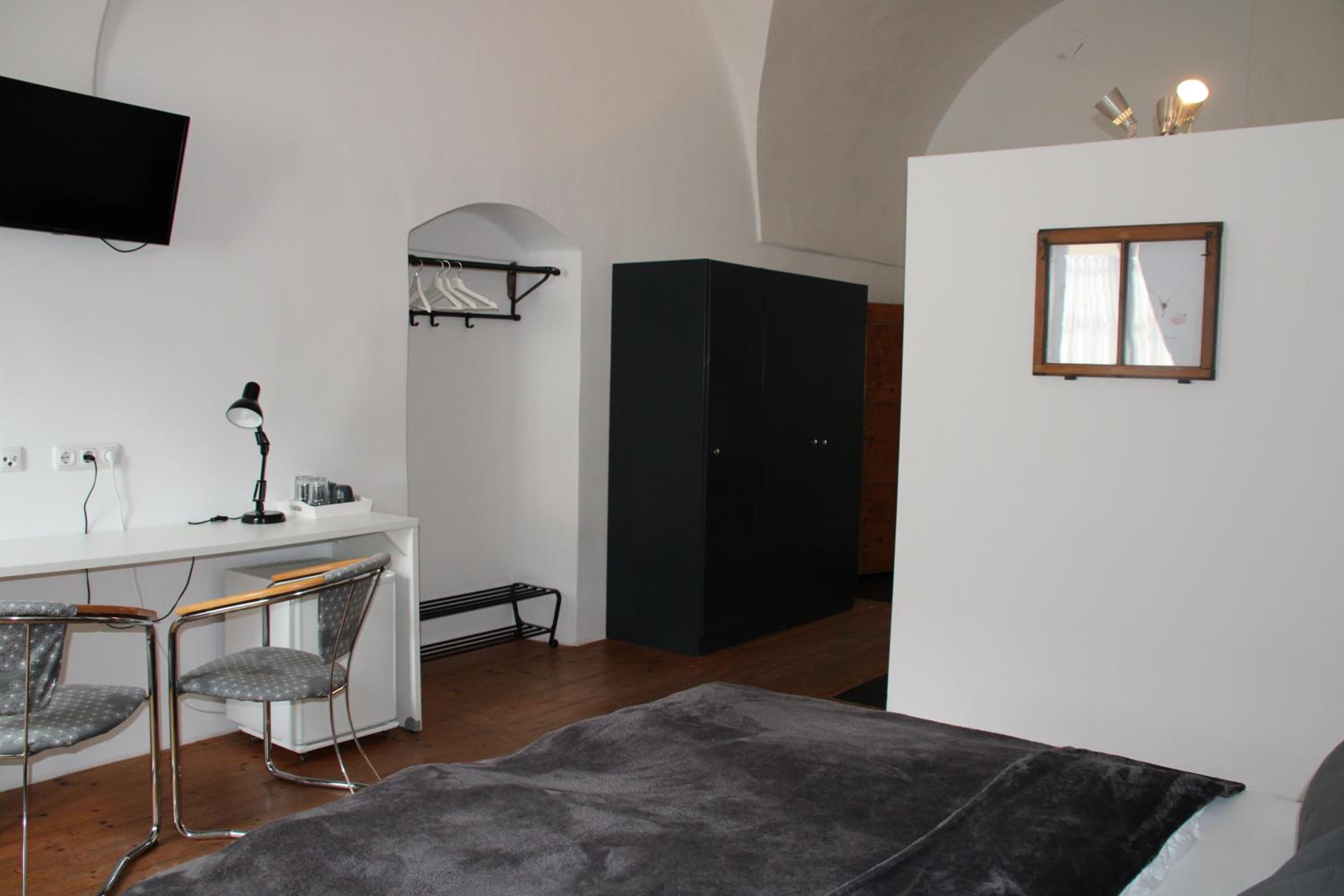 Large Double Room - Photo 3