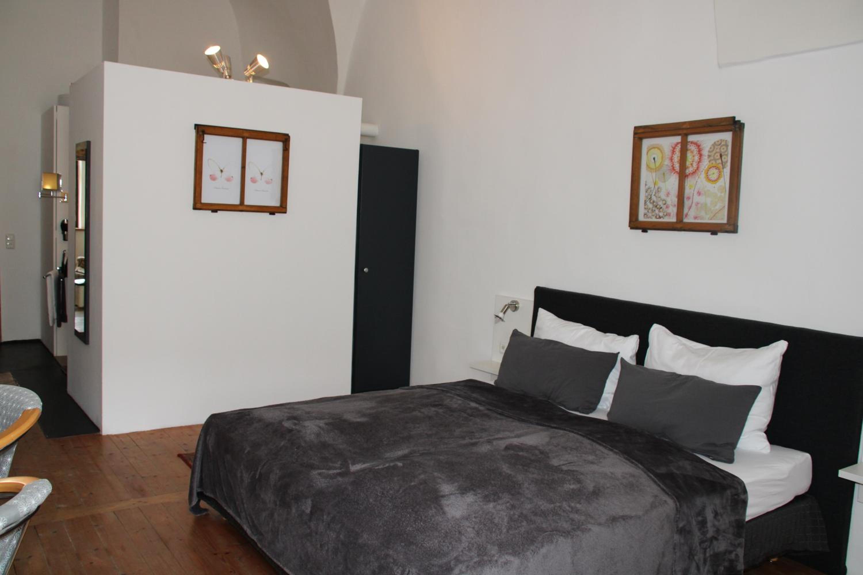 Large Double Room - Photo 13