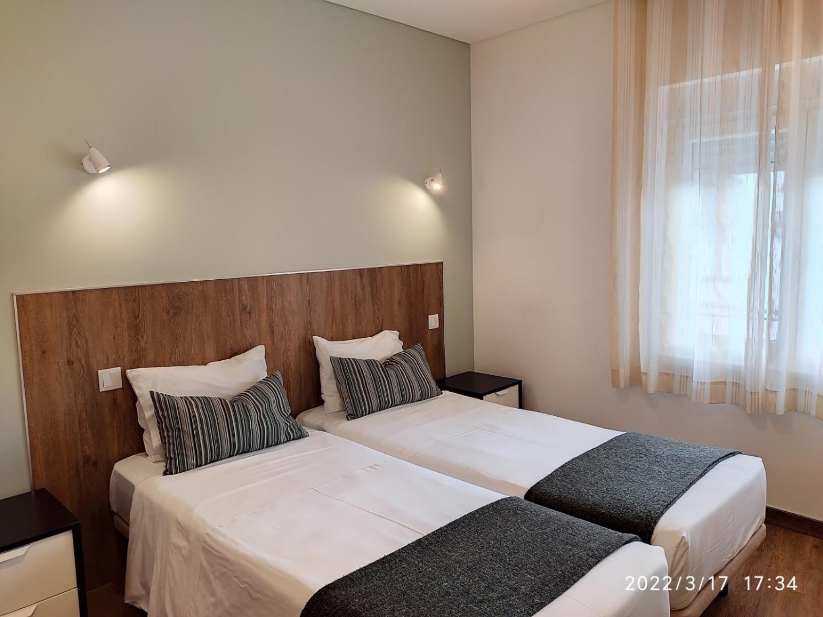 Double or Twin Room with Private Bathroom - Photo 2