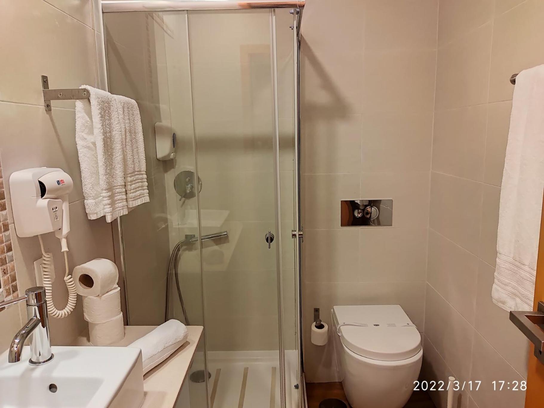 Double or Twin Room with Private Bathroom - Photo 5