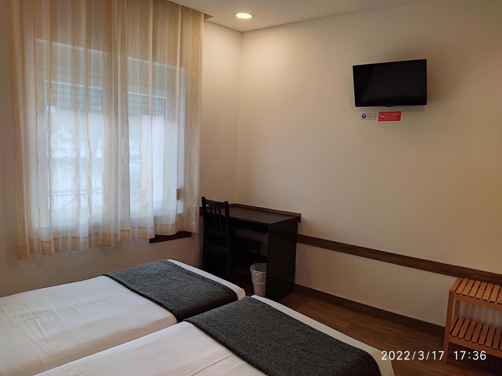 Double or Twin Room with Private Bathroom - Photo 3