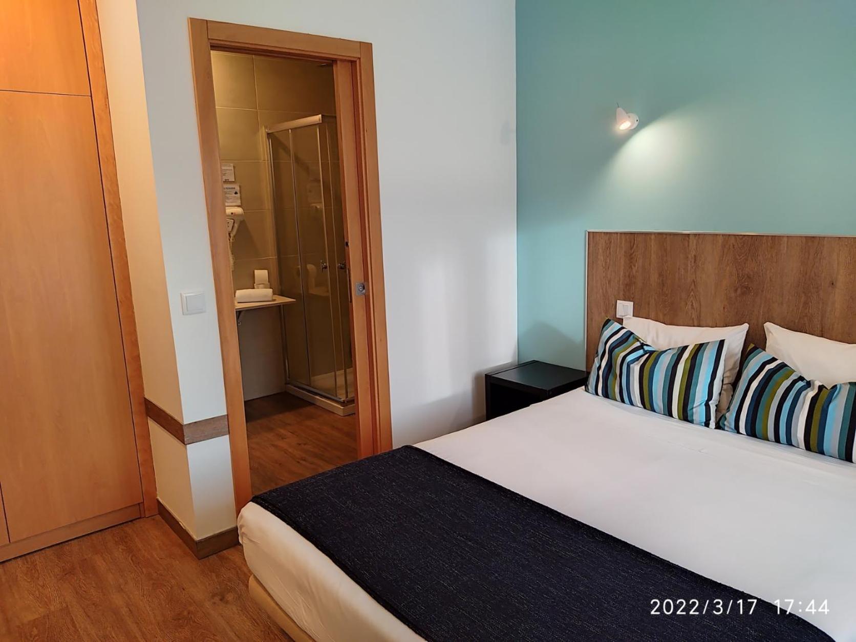 Double or Twin Room with Private Bathroom - Photo 10
