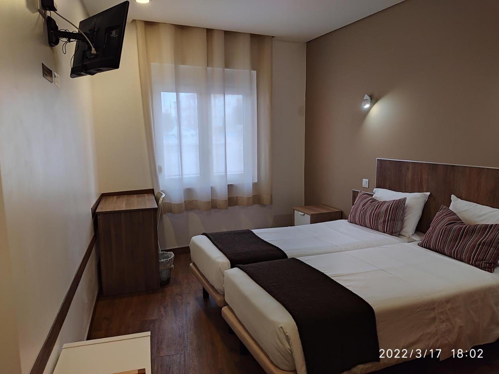 Double or Twin Room with Private Bathroom - Photo 17