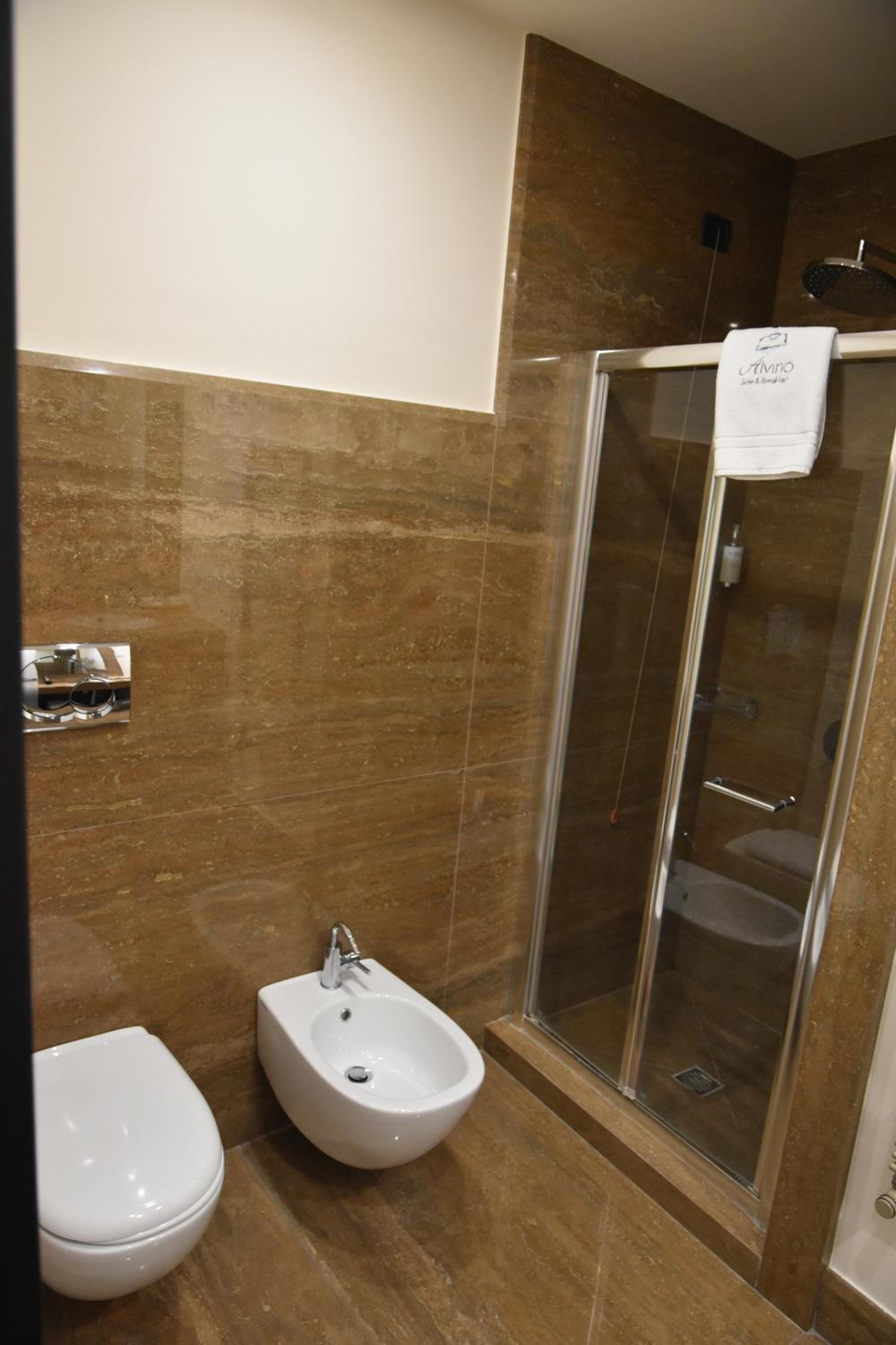 Deluxe Suite with Balcony - Photo 7