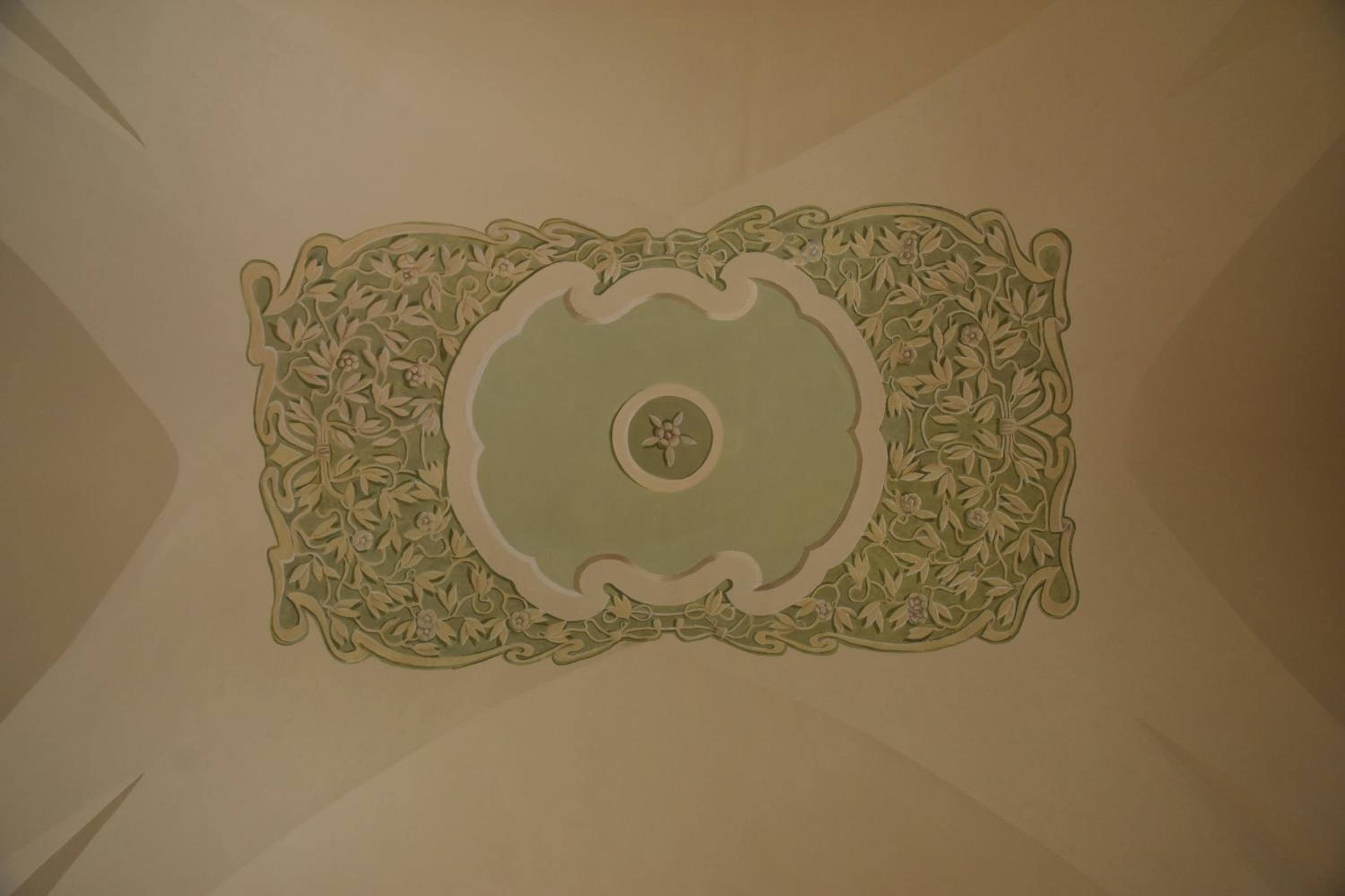 Deluxe Suite with Balcony - Photo 2