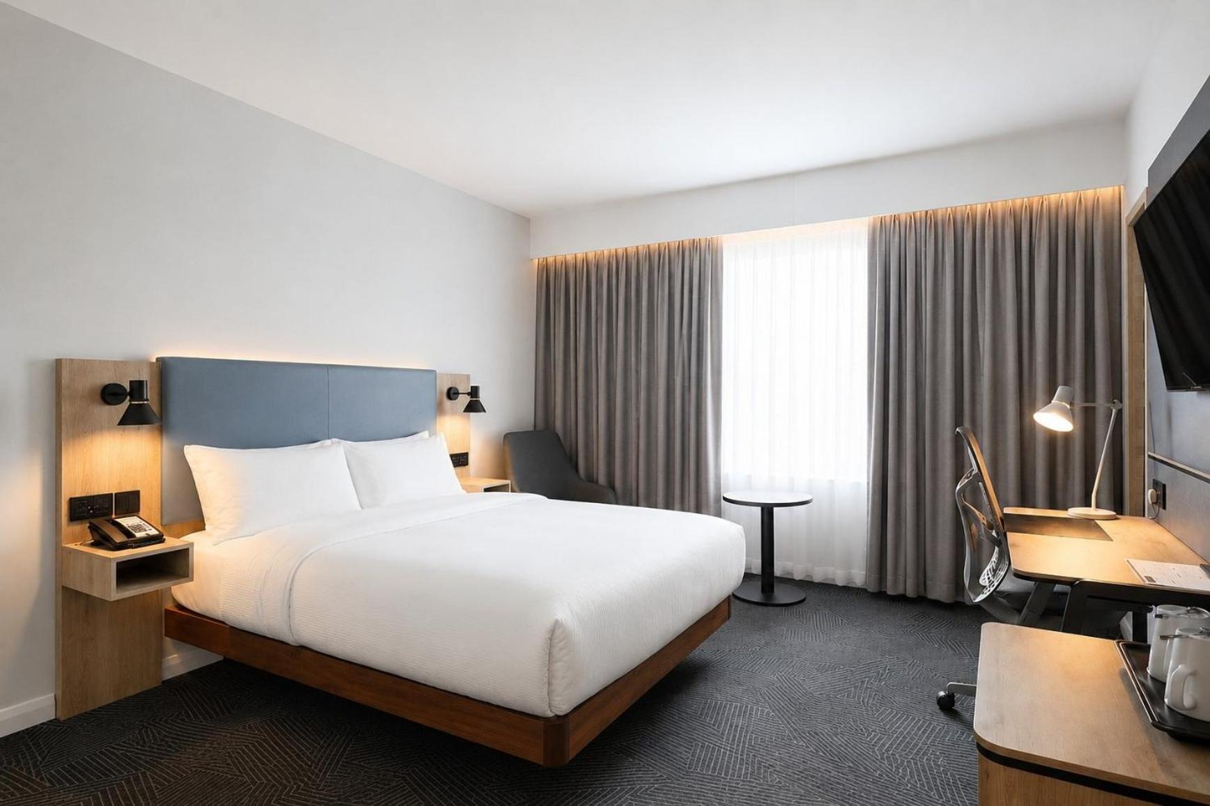 Premium Queen Room with One Queen Bed