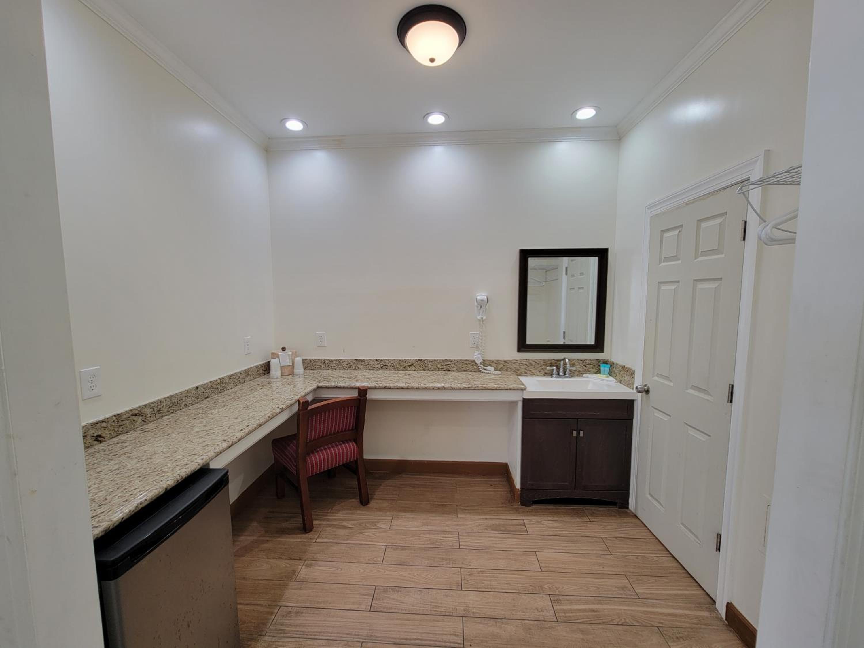 Deluxe King Suite - Photo 3