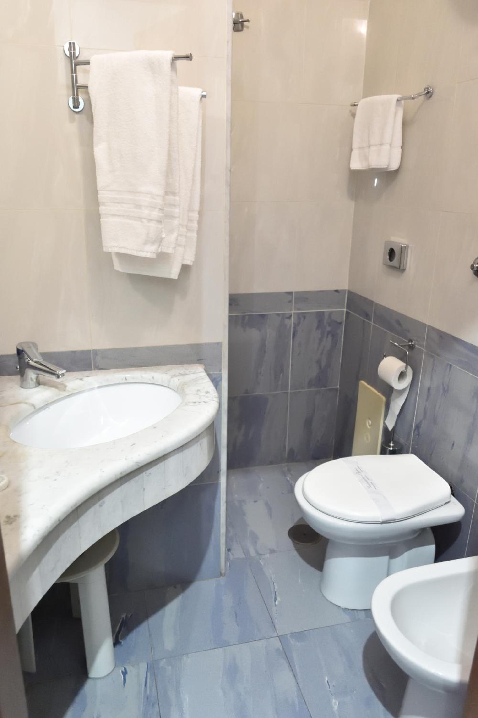 Standard Double Room - Photo 8