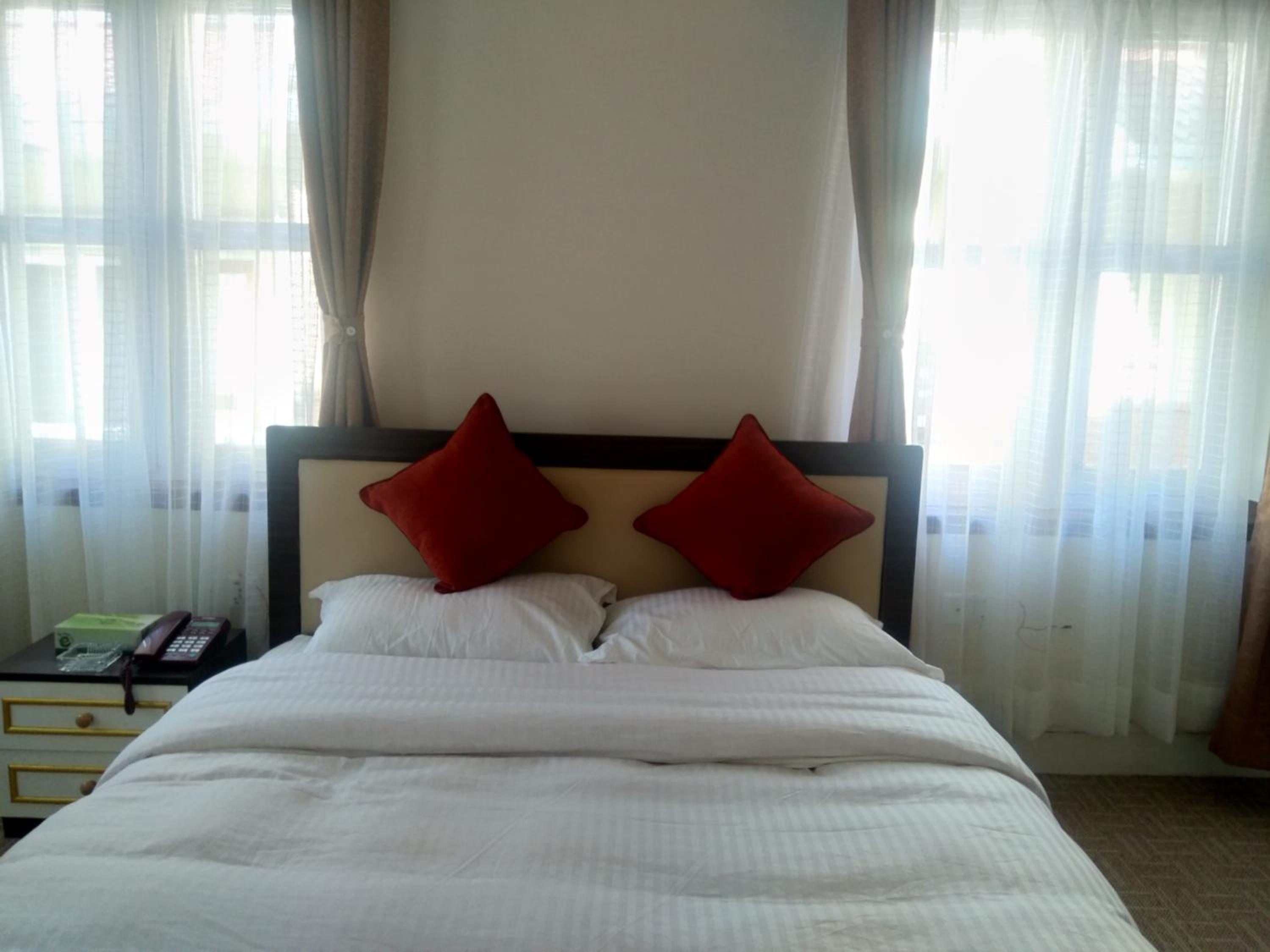 Queen Room with Shared Bathroom photo 1