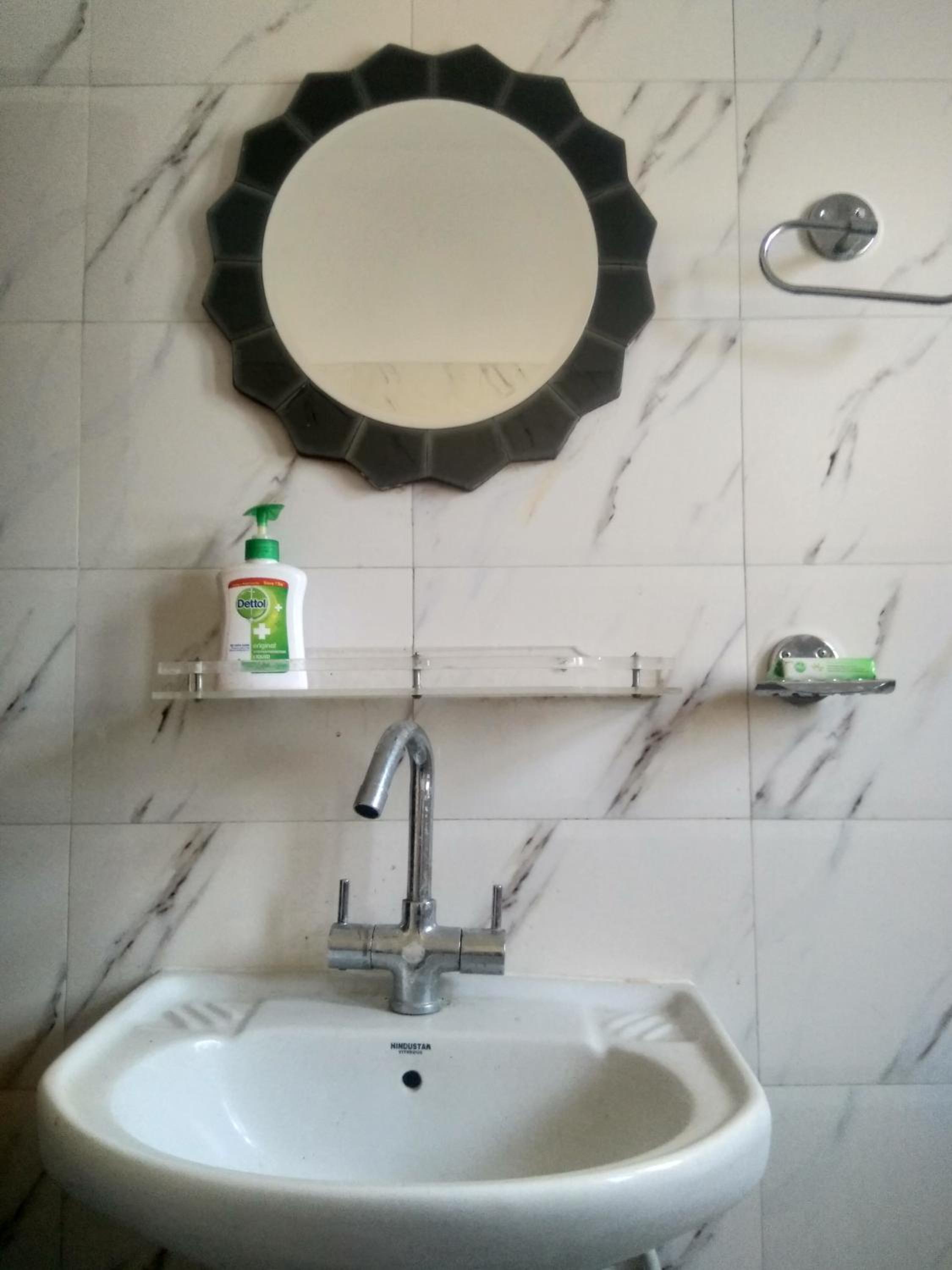 Queen Room with Shared Bathroom photo 3