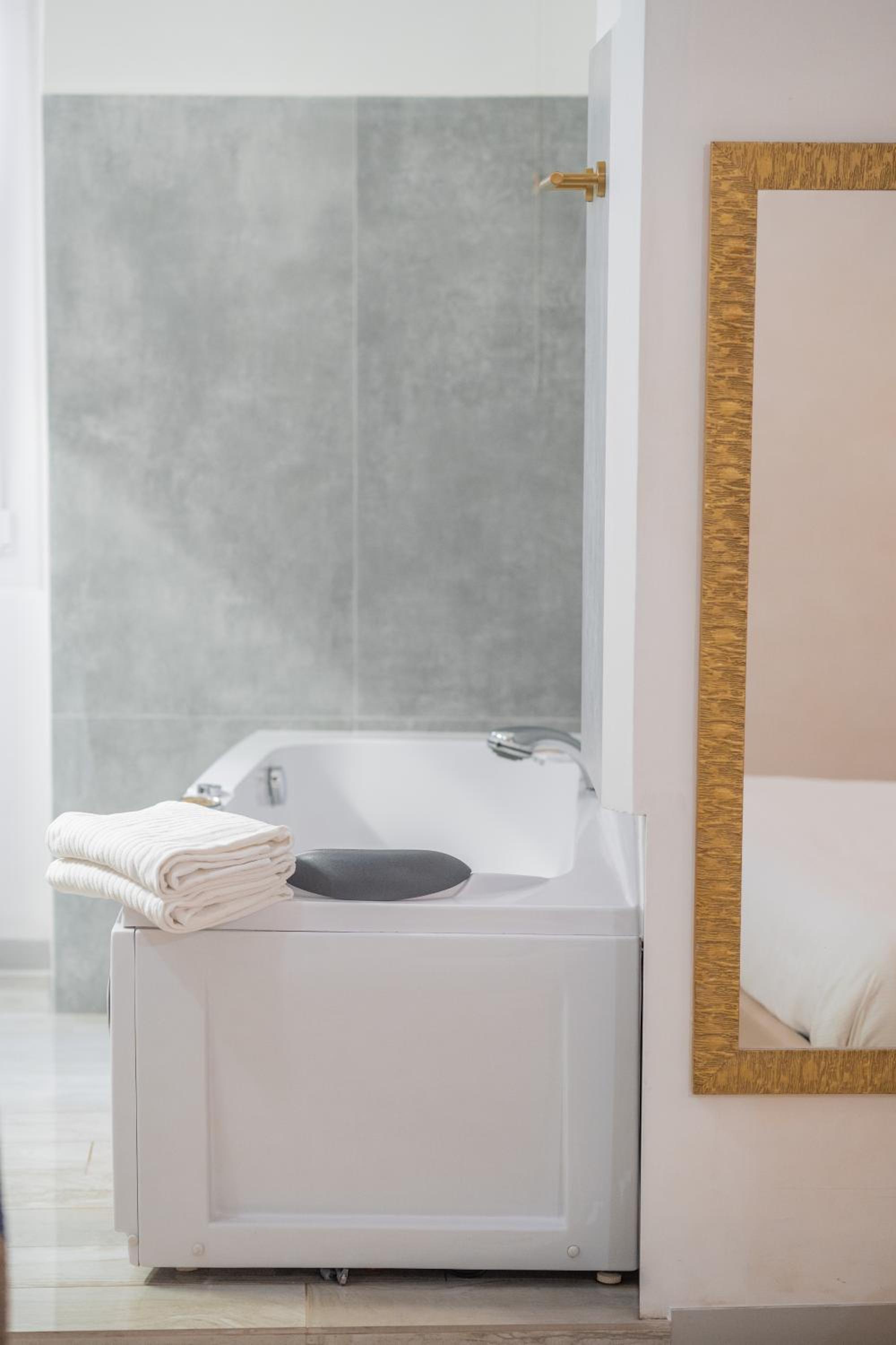 Superior Double Room with Spa Bath photo 3