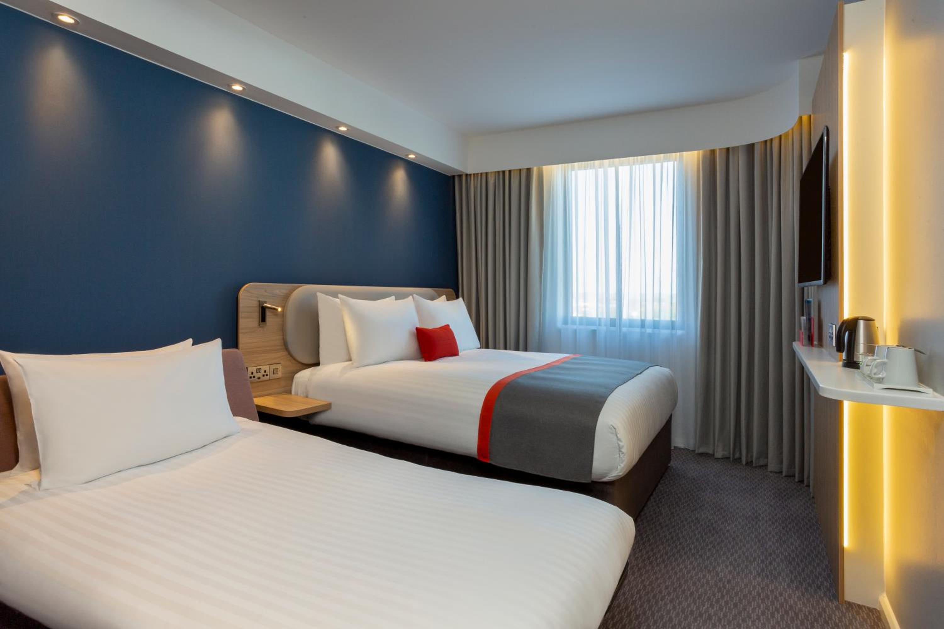 Standard Double Room with Sofa Bed and Free Hot Breakfast - Top Floor photo 1