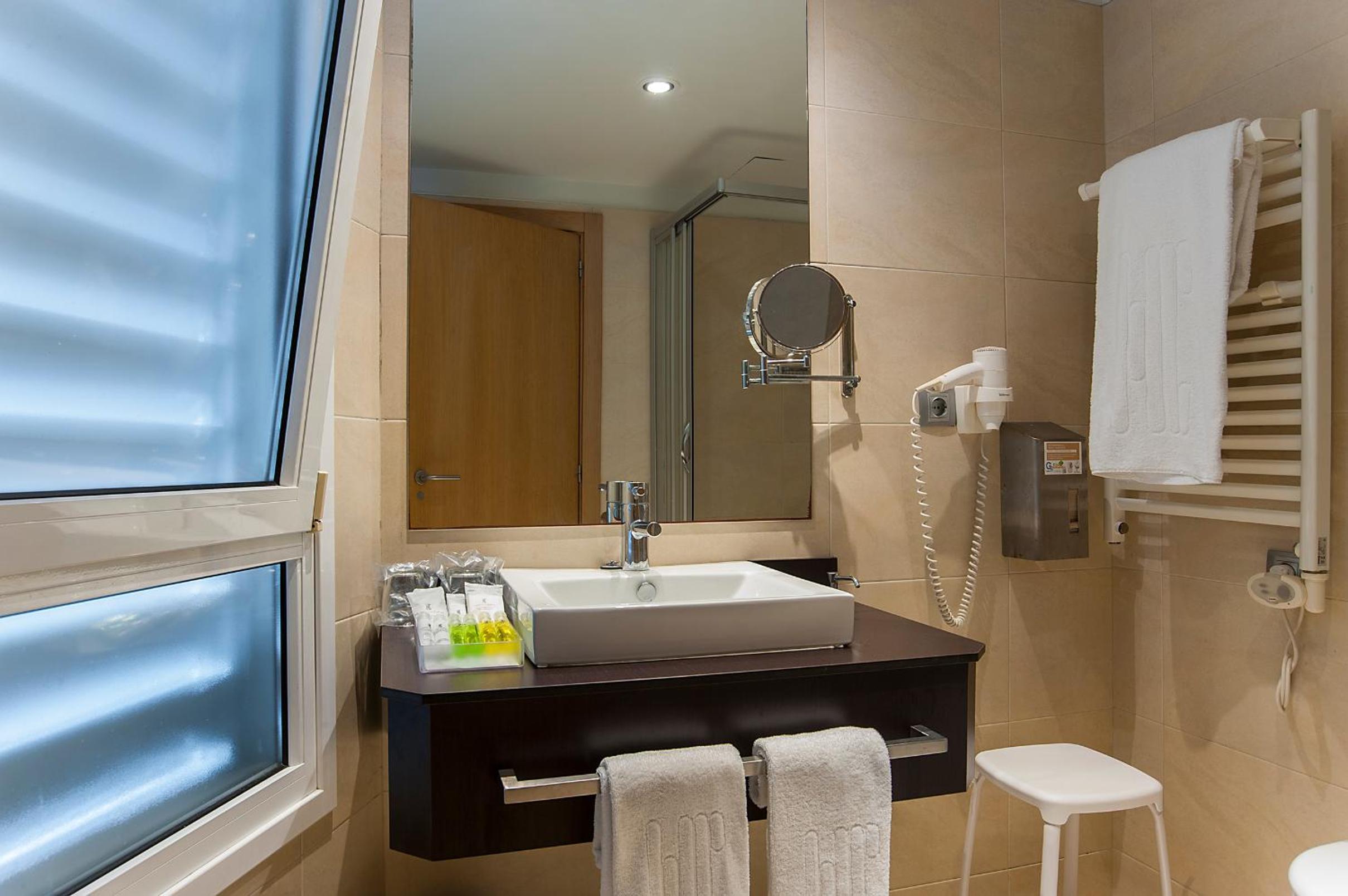 Twin Room - Photo 3