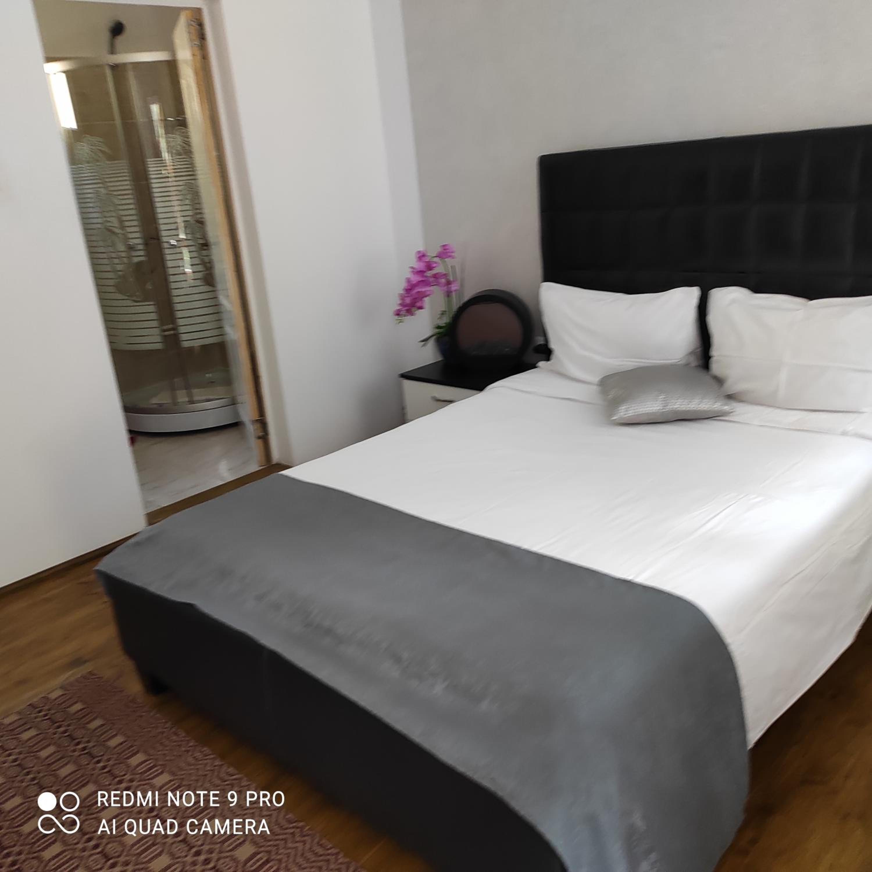 Double Room with Private Bathroom - Photo 22