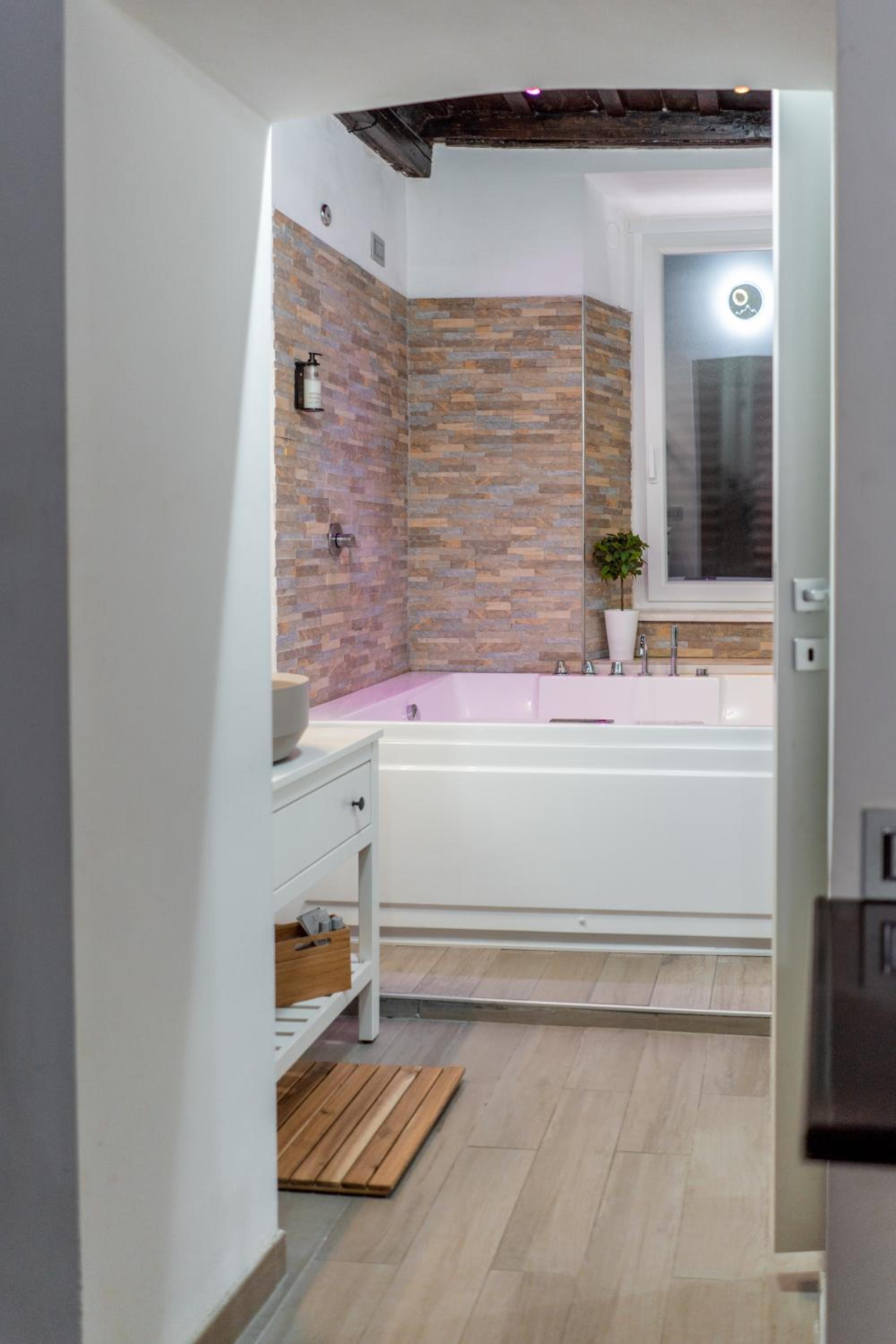 Double Room with Spa Bath photo 3