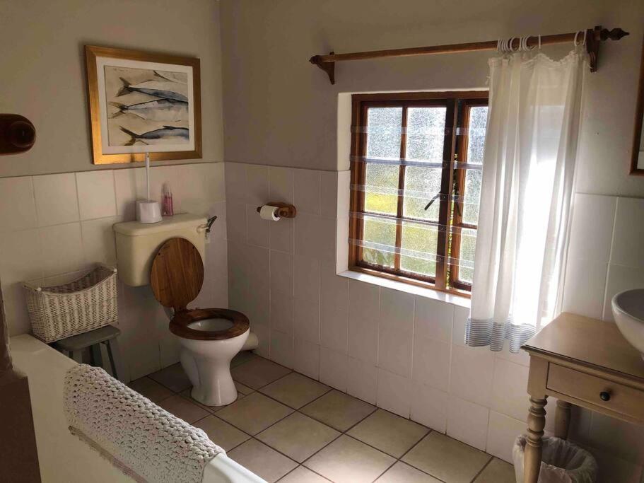 Six-Bedroom House photo 3