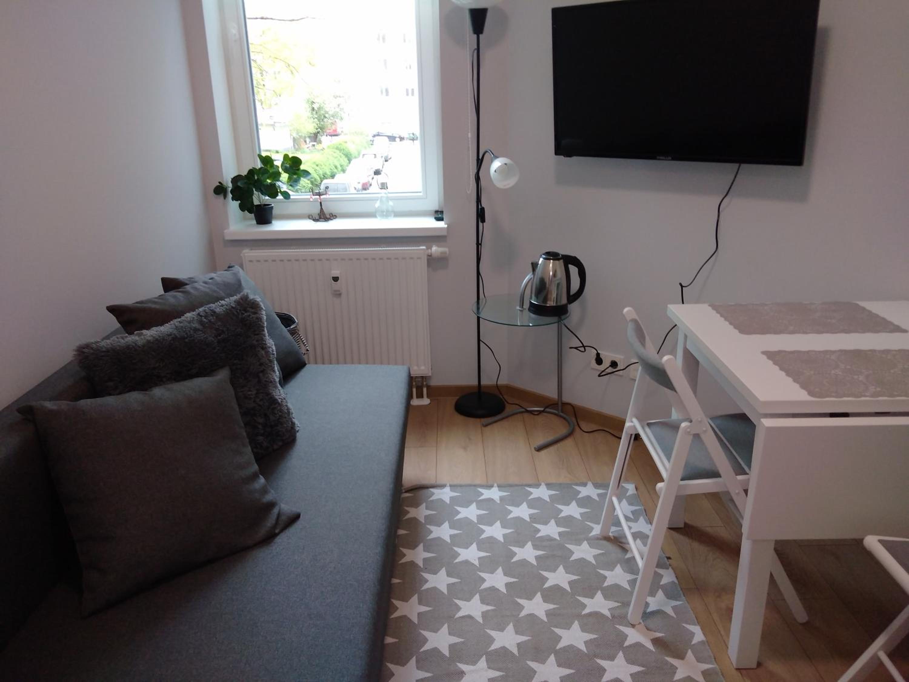 One-Bedroom Apartment - Photo 2