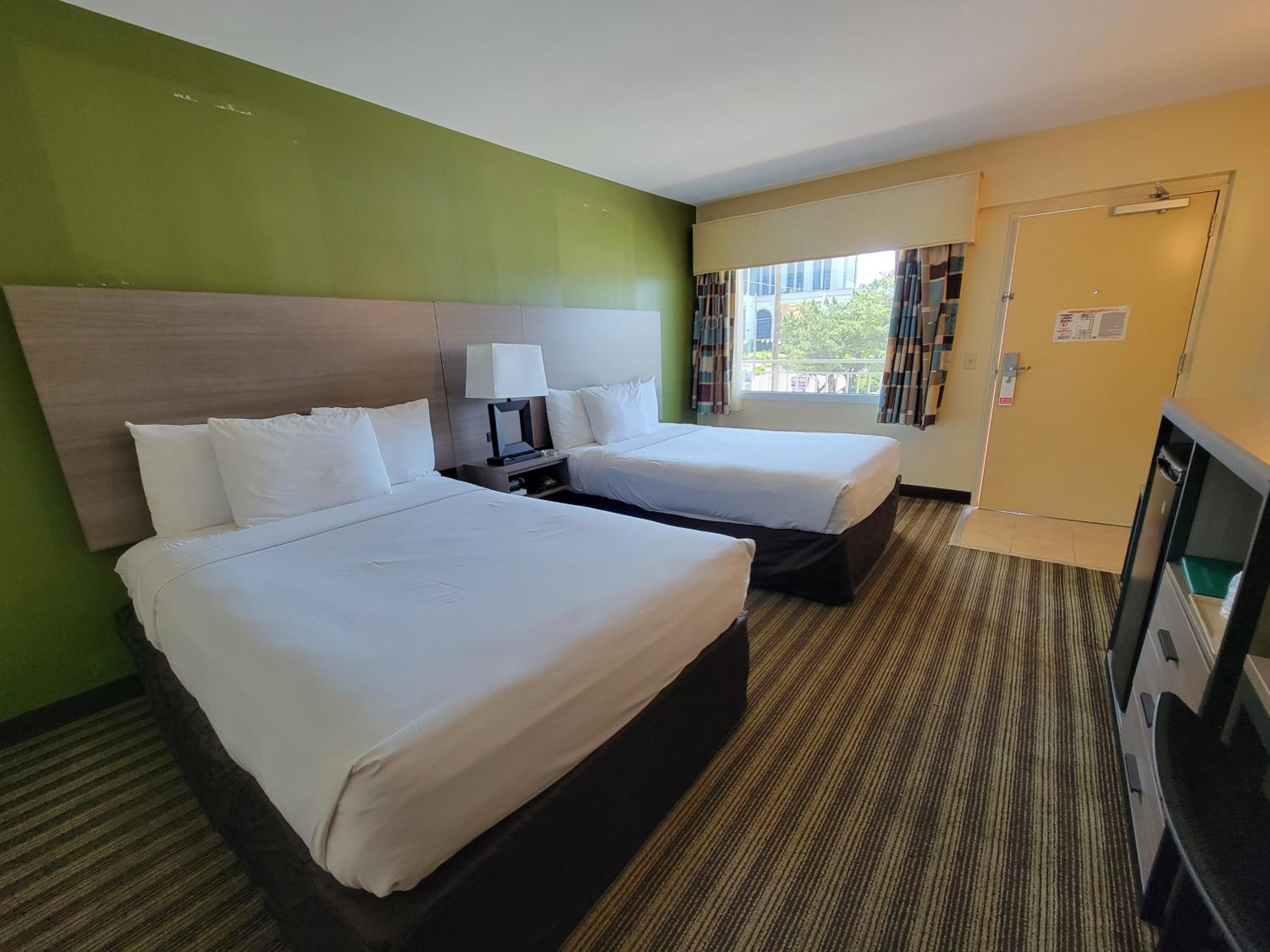 Standard Room with Two Double Beds - Smoking - Photo 2