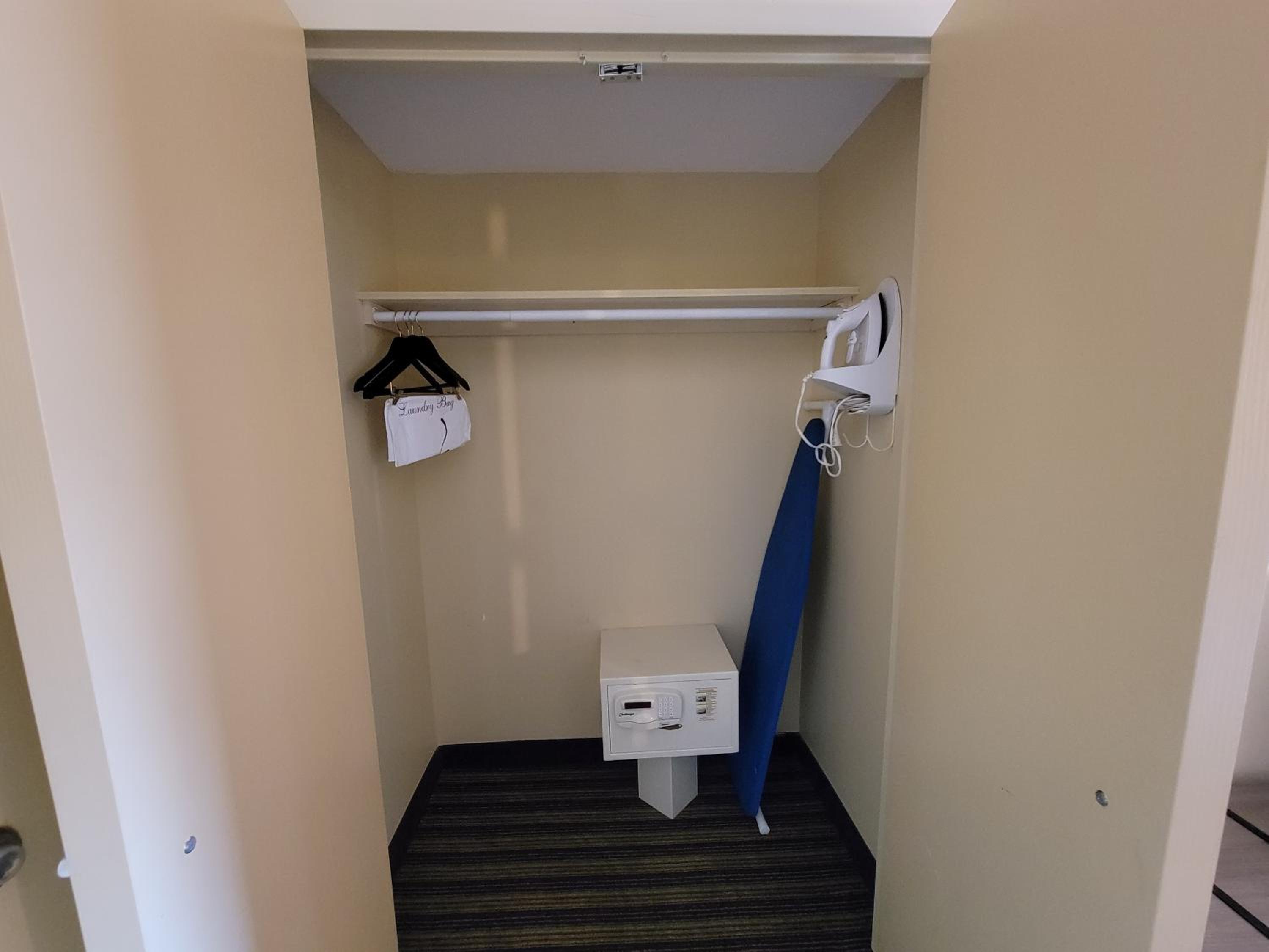 Standard Room with Two Double Beds - Smoking - Photo 6