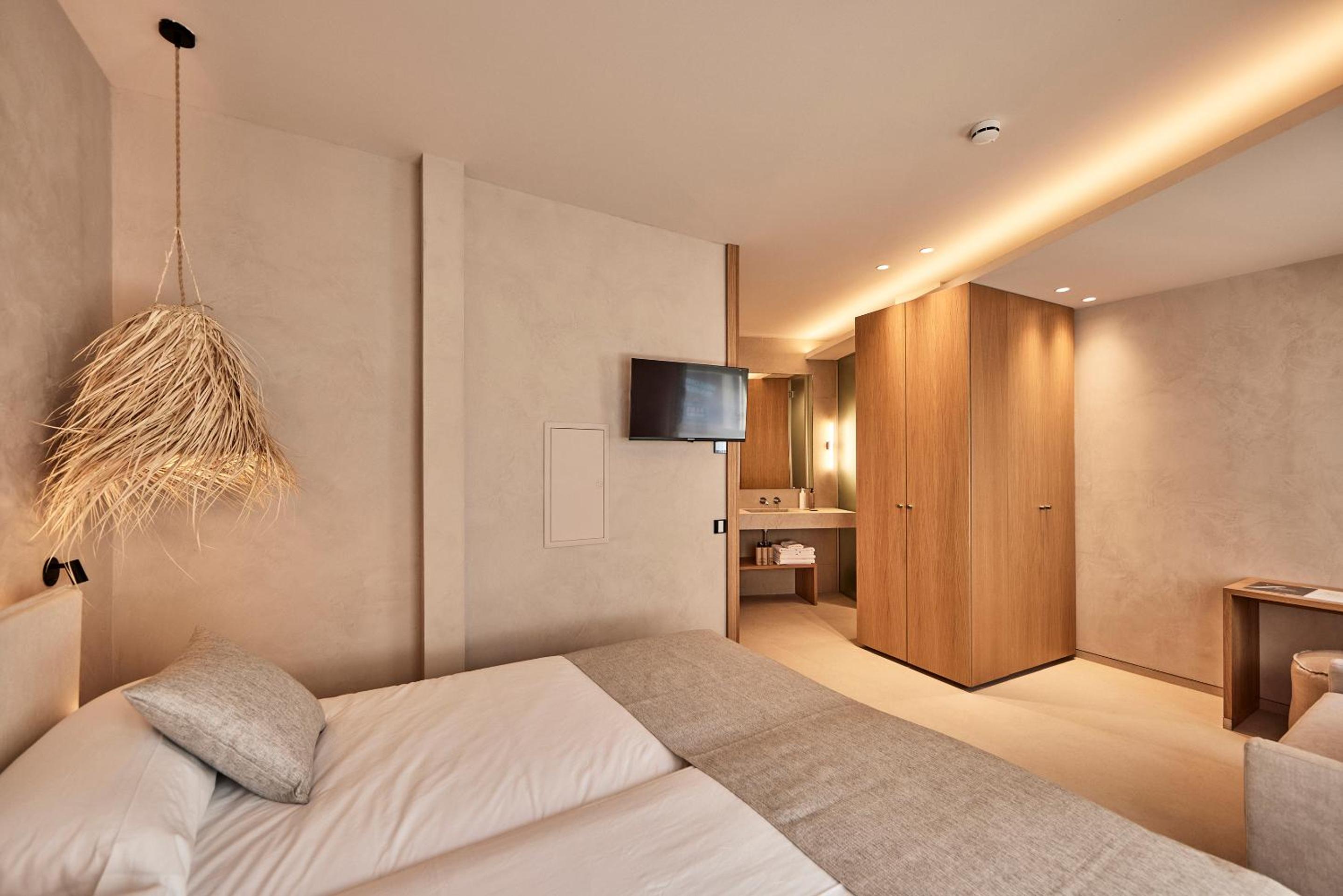 Double Room thumbnail 5