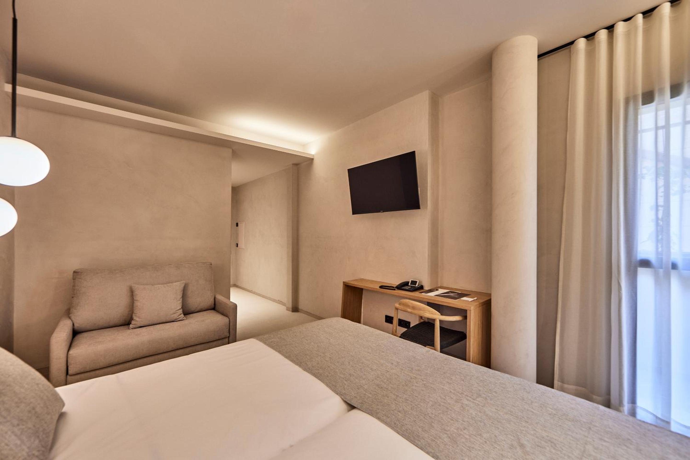 Double Room thumbnail 5