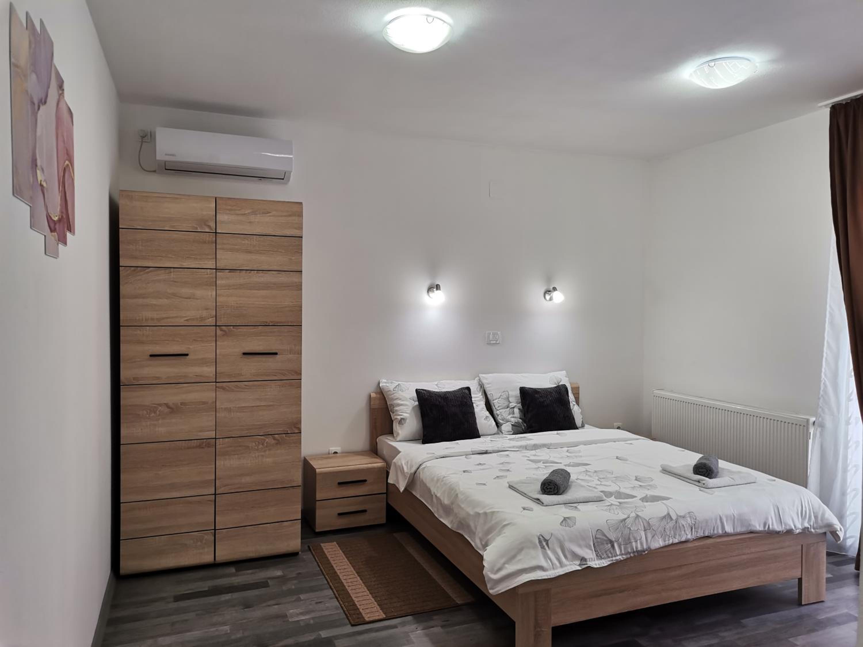 King Room with Balcony - Photo 3