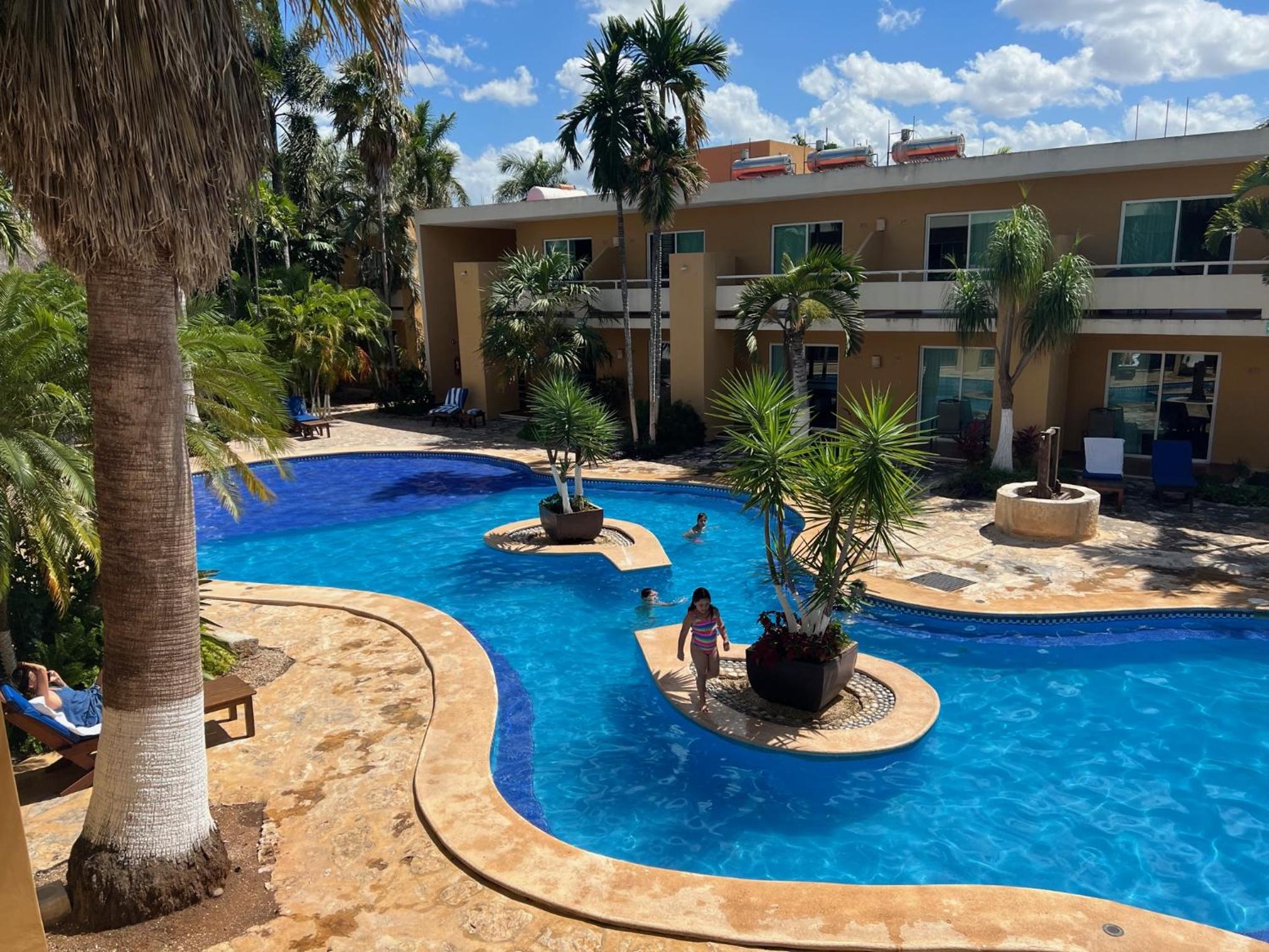 Queen Room with Pool View photo 3