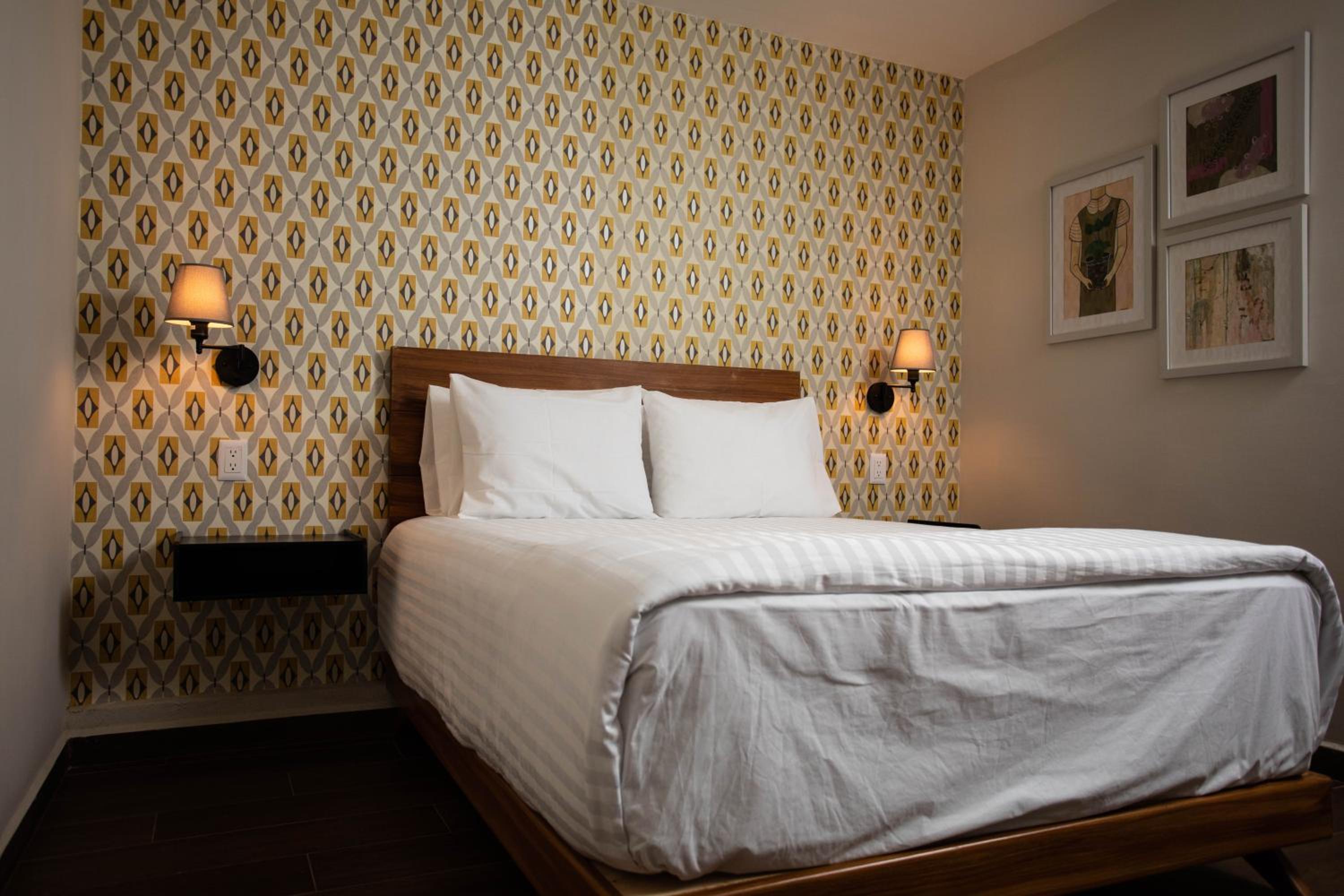 Double or Twin Room with Private Bathroom - Photo 9