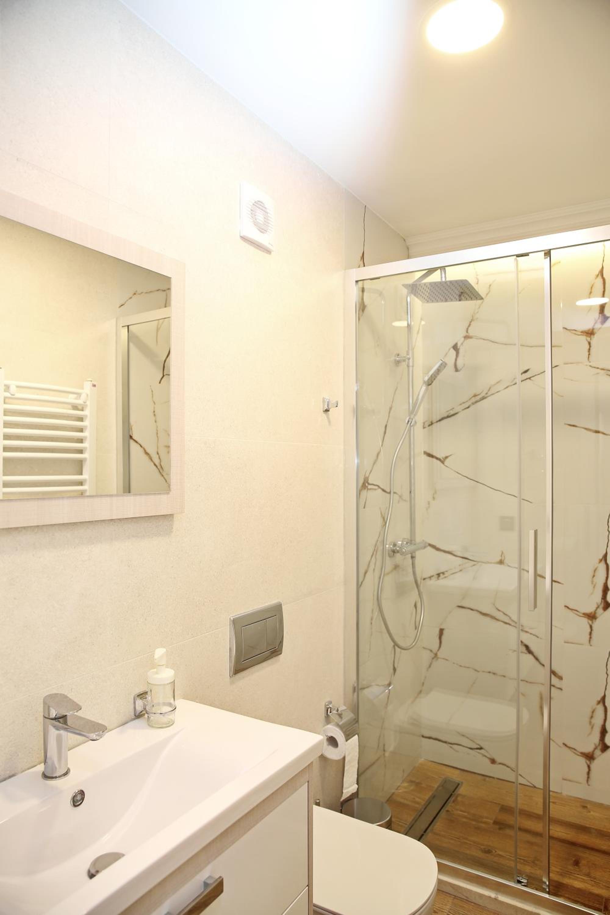Deluxe Double Room with Bath - Photo 5