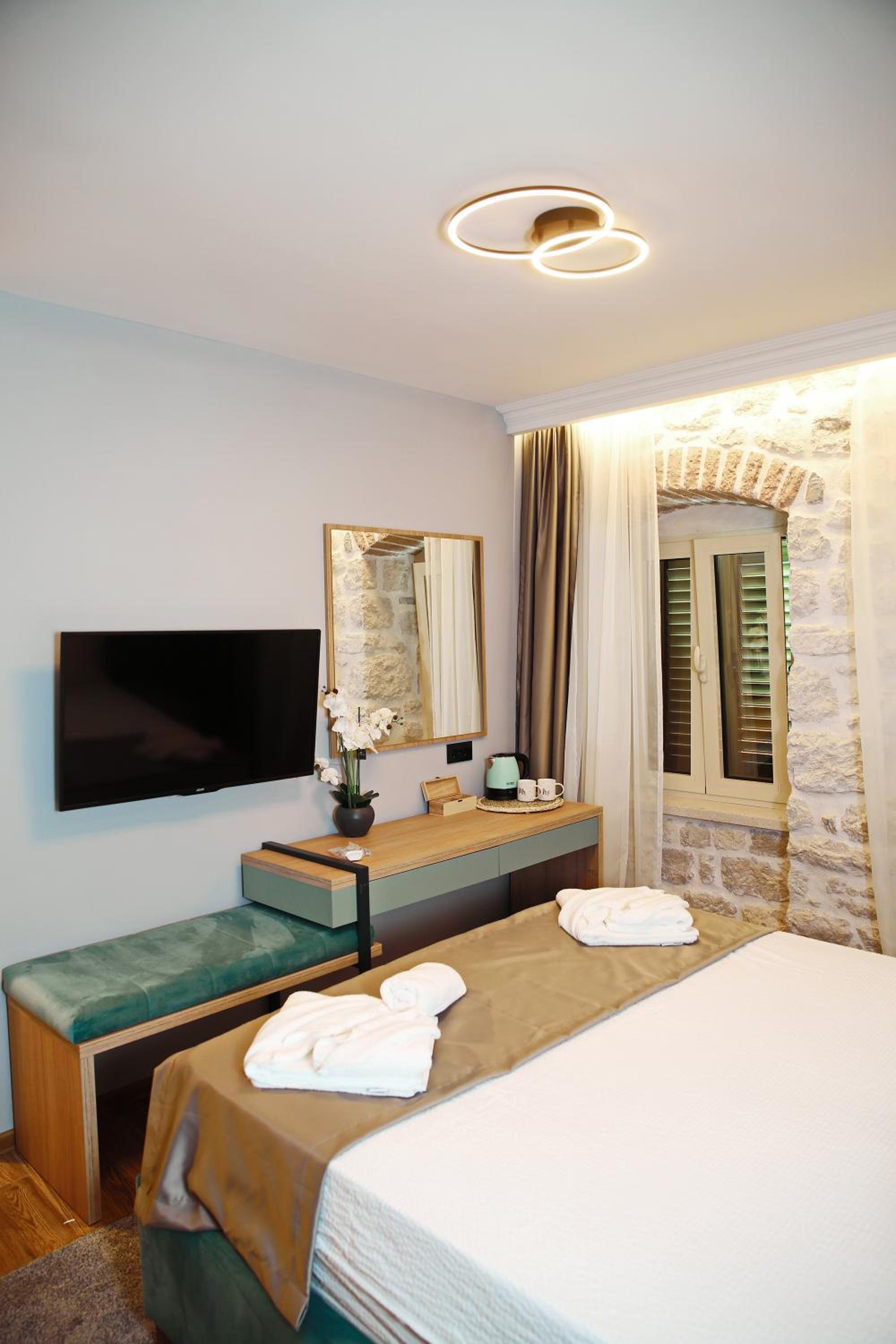 Deluxe Double Room with Bath - Photo 3