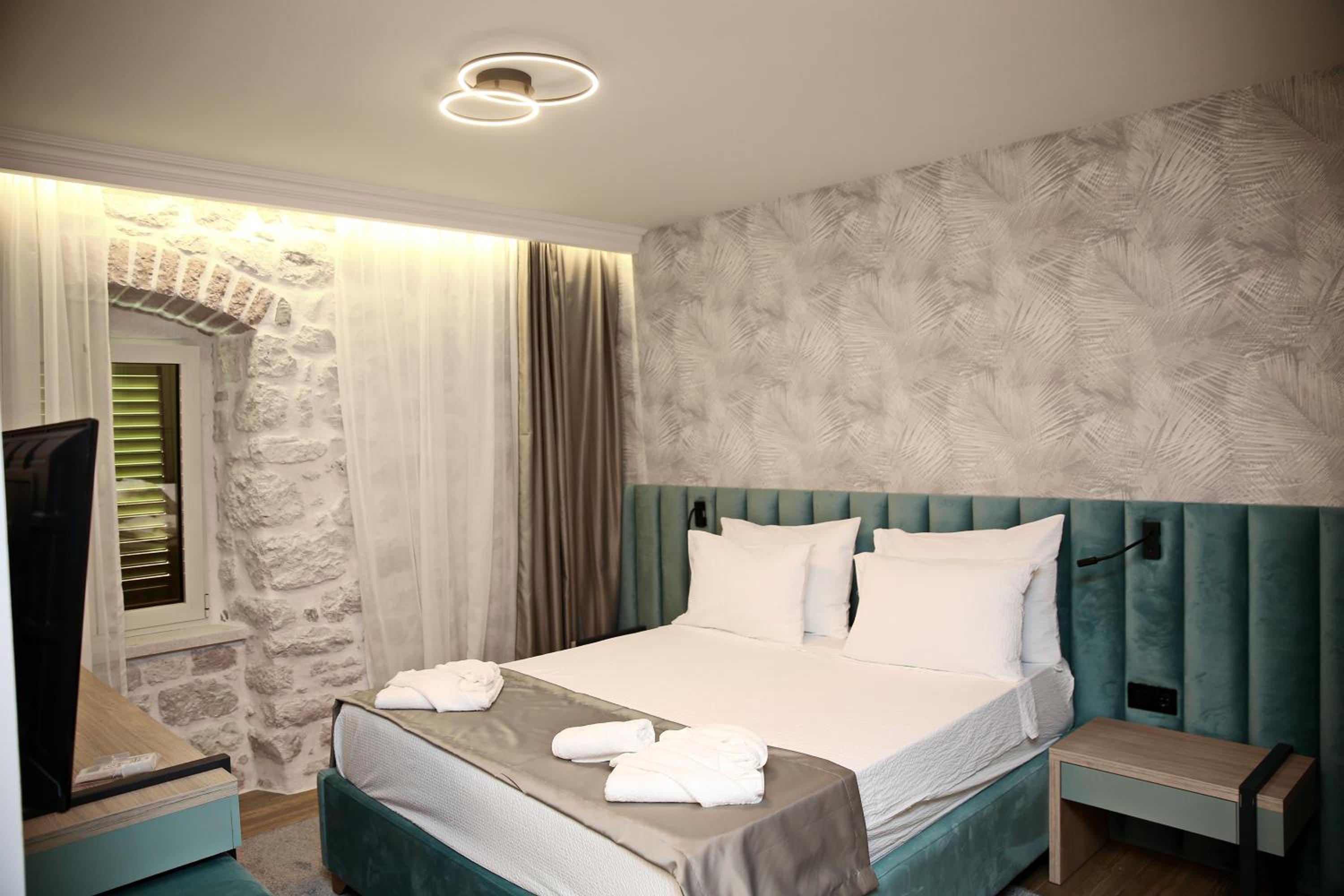Deluxe Double Room with Bath - Photo 1