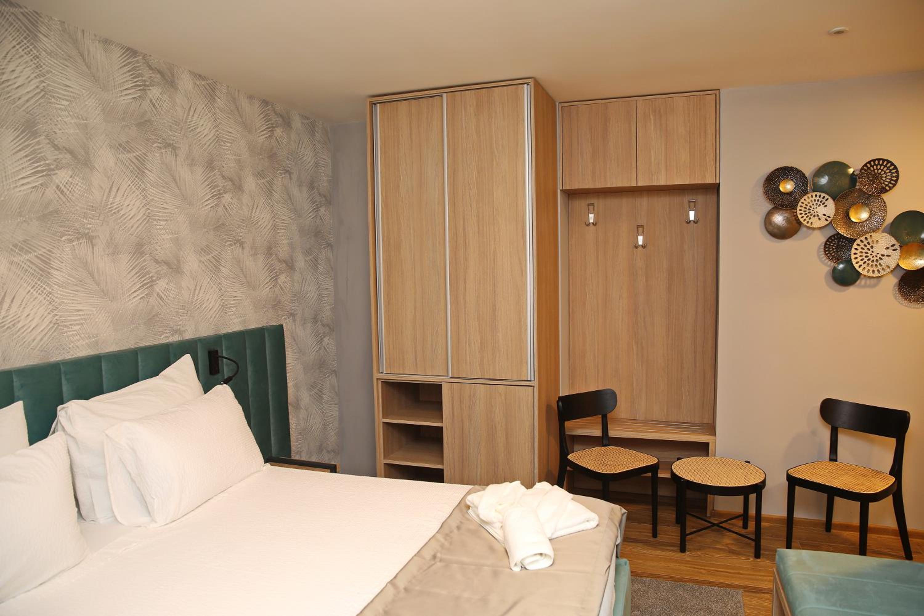 Deluxe Double Room with Bath - Photo 4