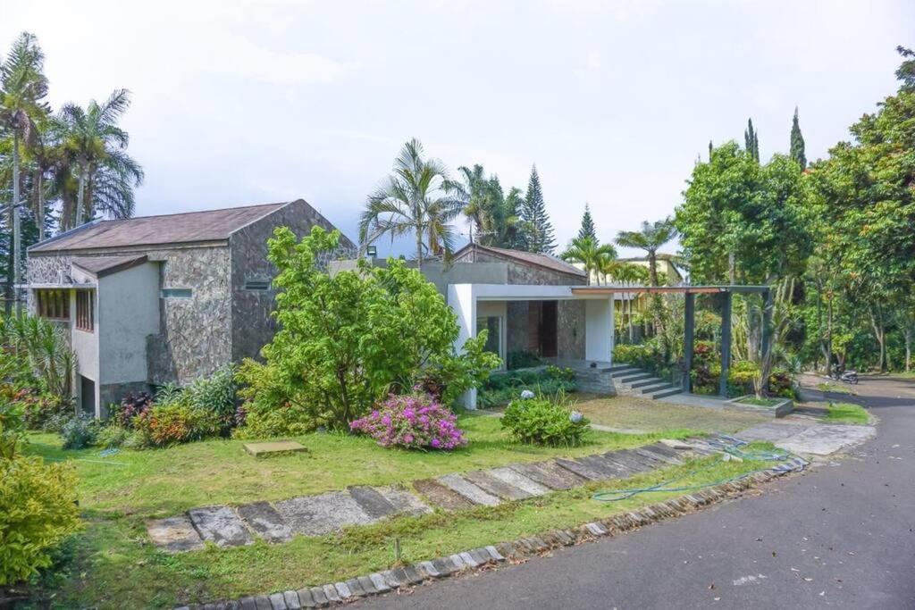 Three-Bedroom Villa - Photo 32