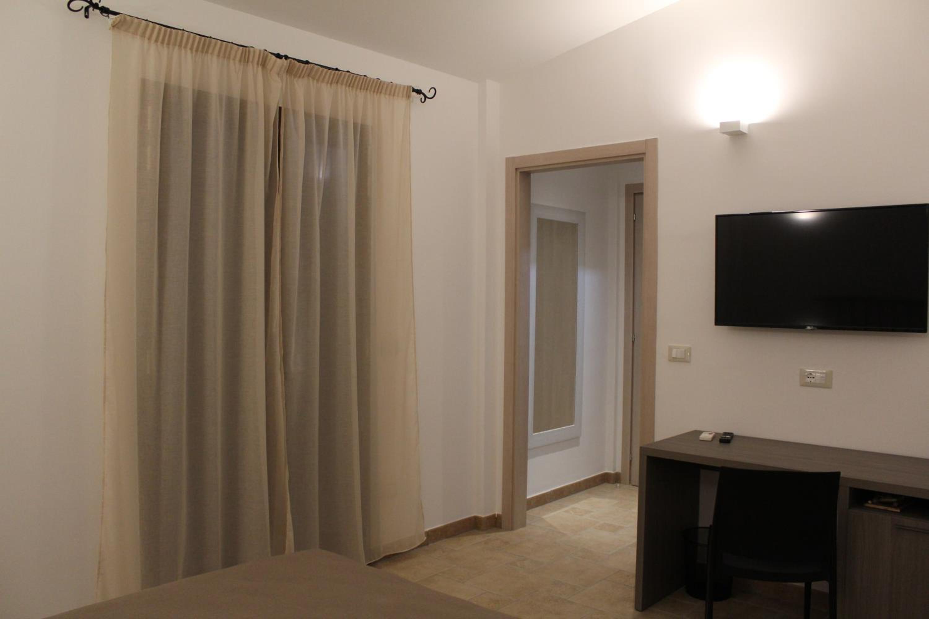 Deluxe King Room photo 3