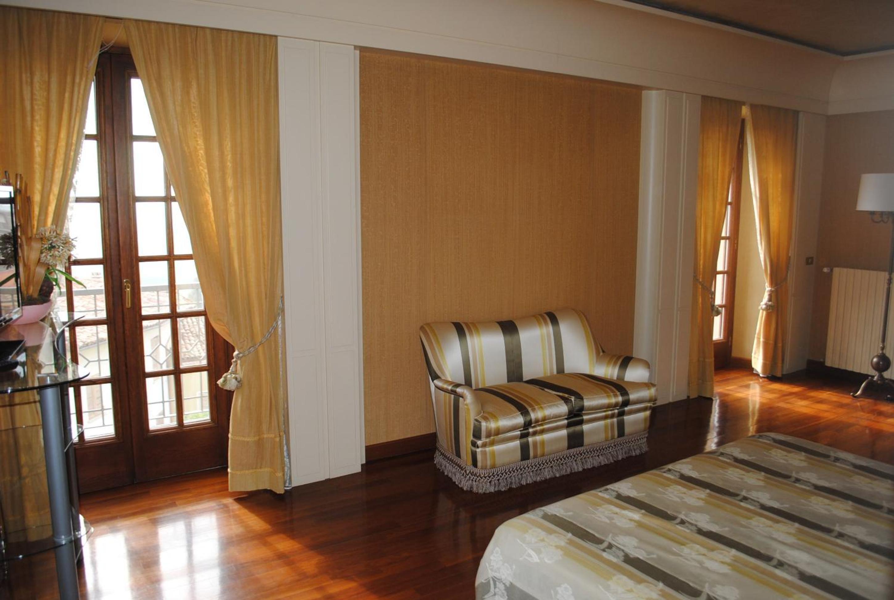 Deluxe King Room photo 3