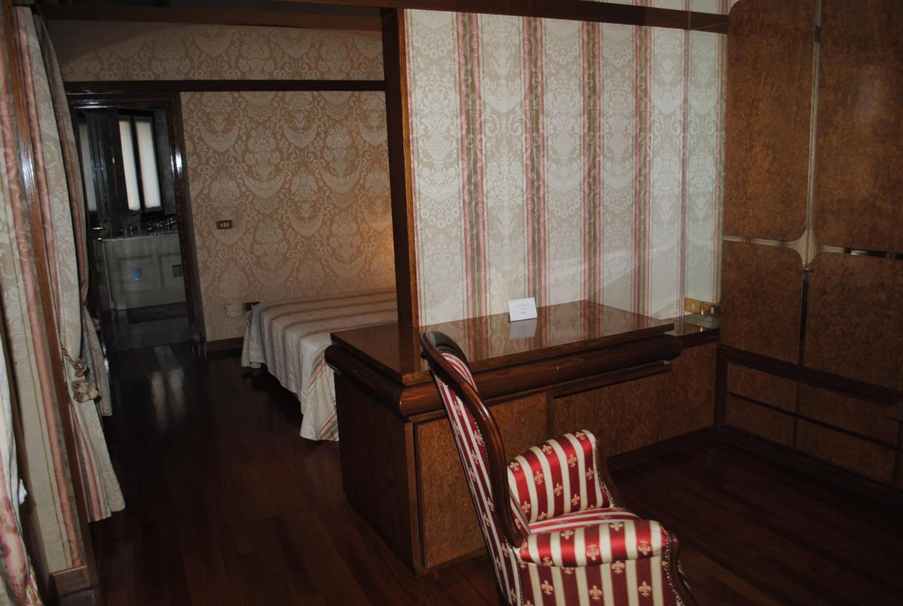 Superior King Room photo 2