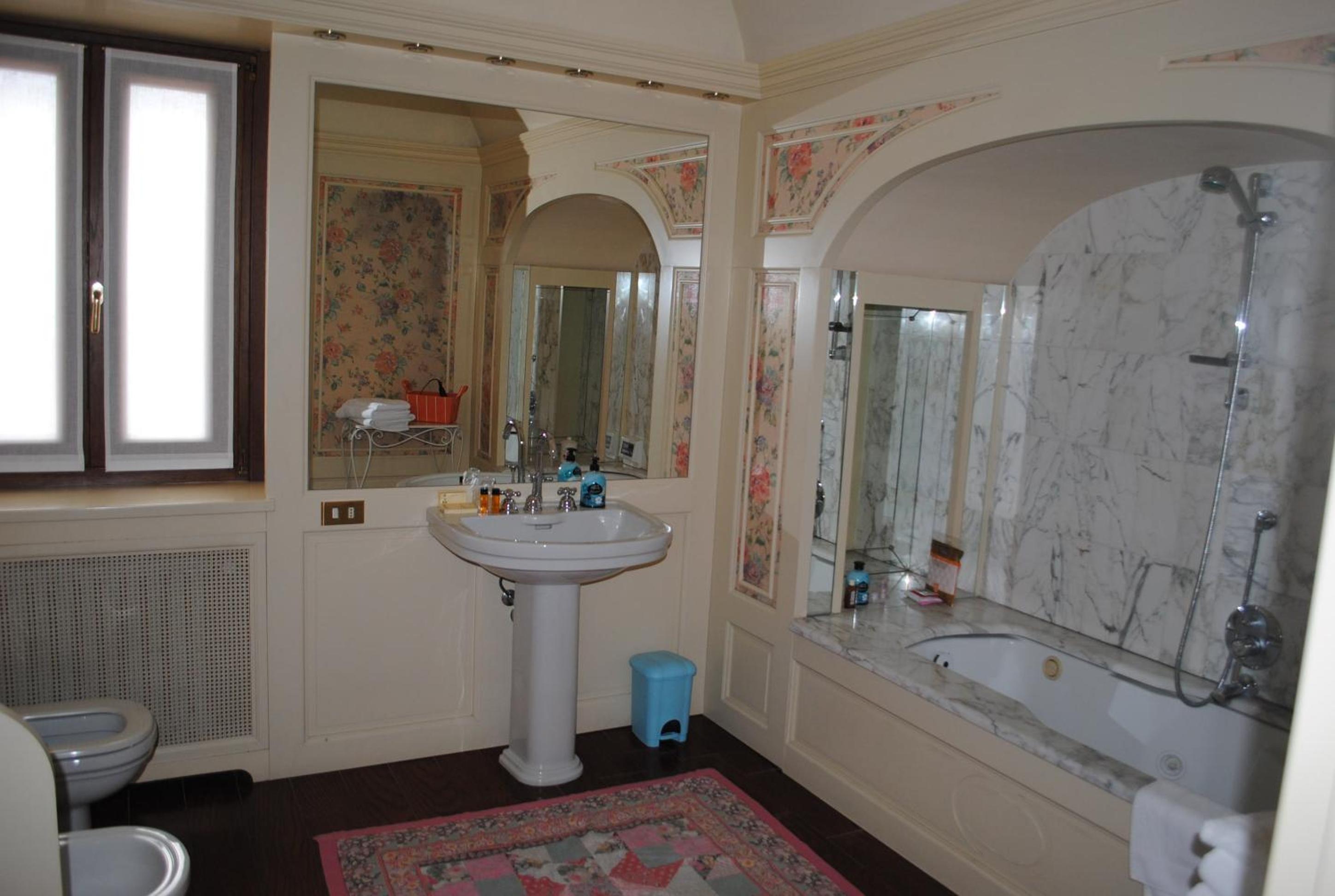 Deluxe King Room photo 2