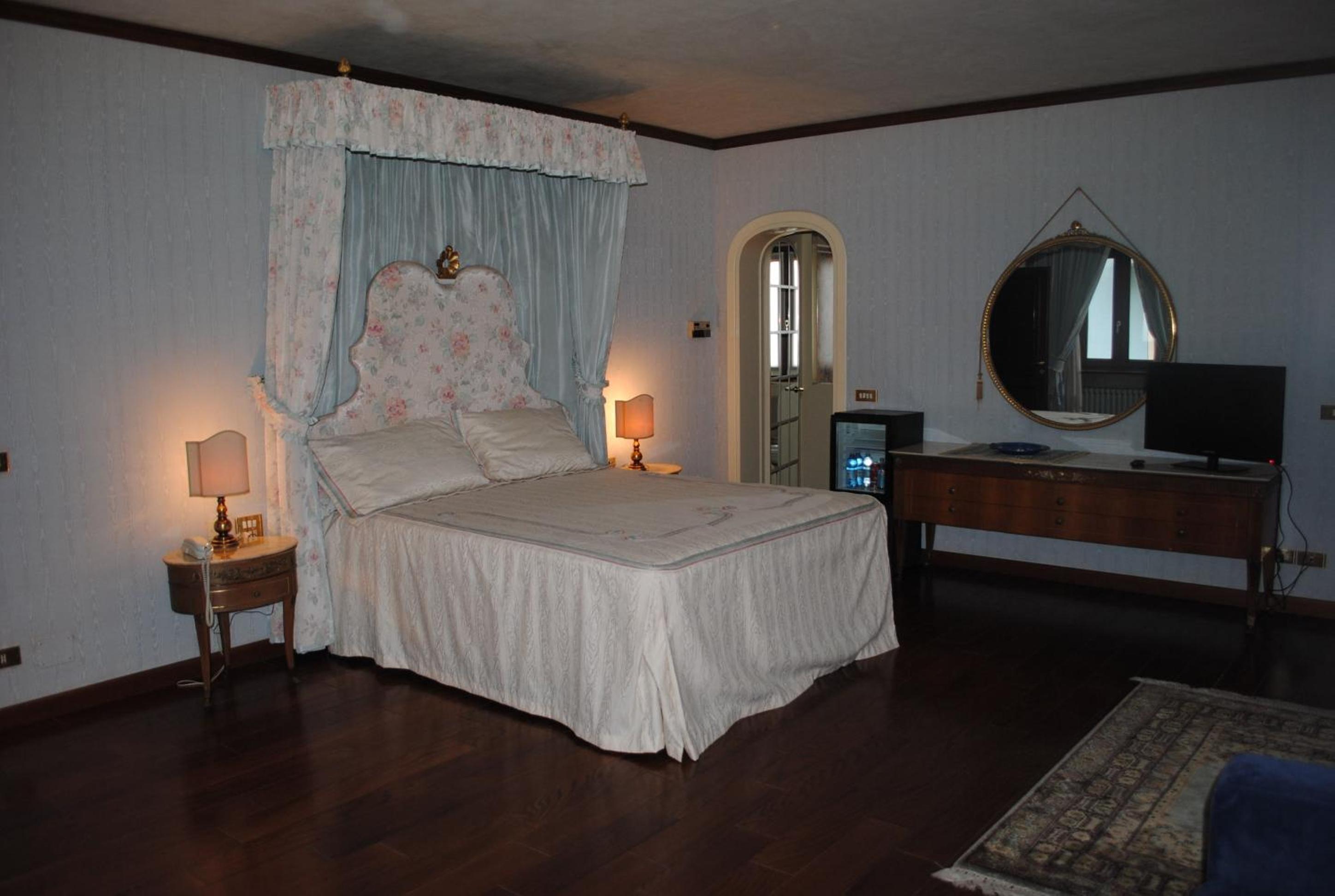 Deluxe King Room photo 3