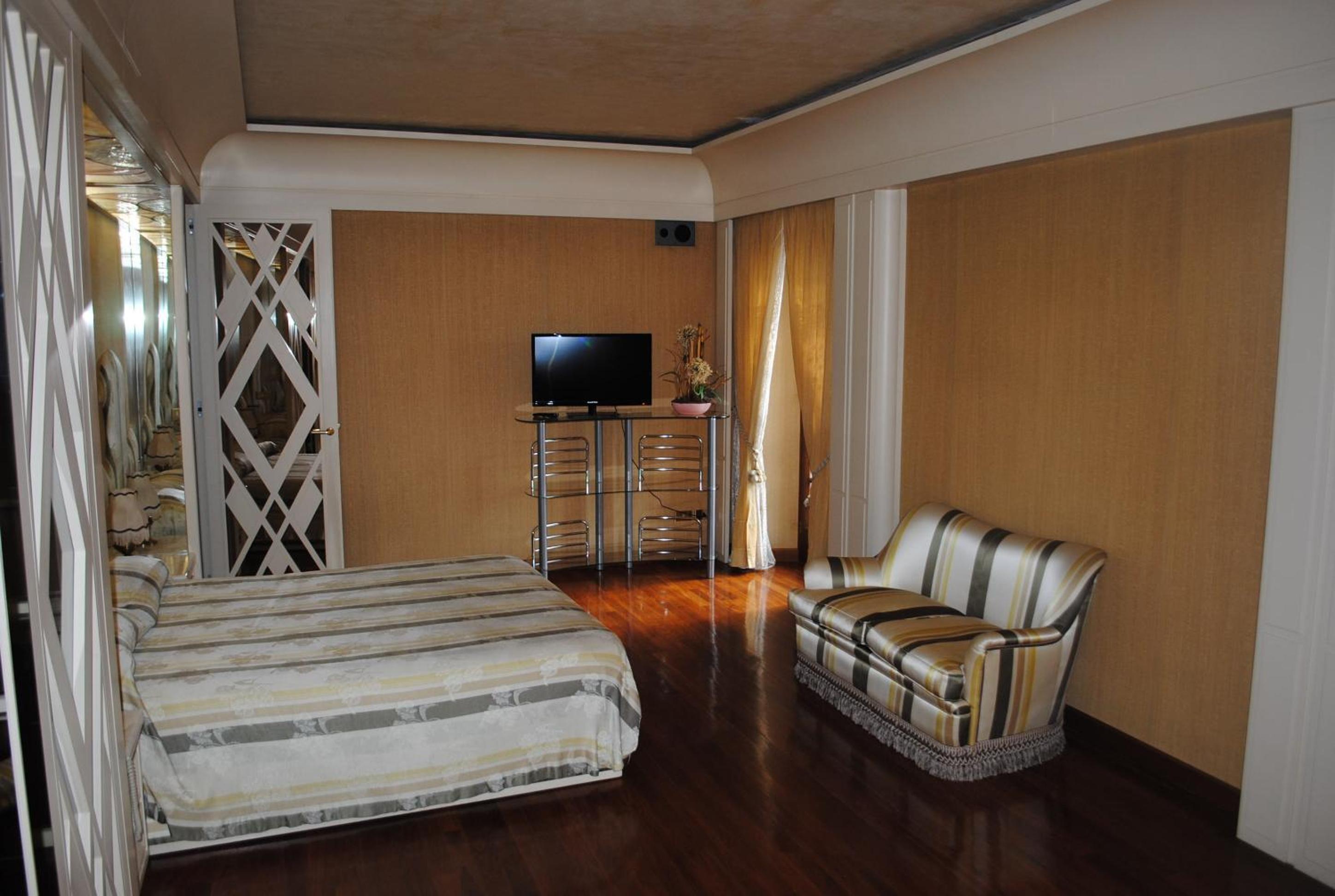 Deluxe King Room photo 2