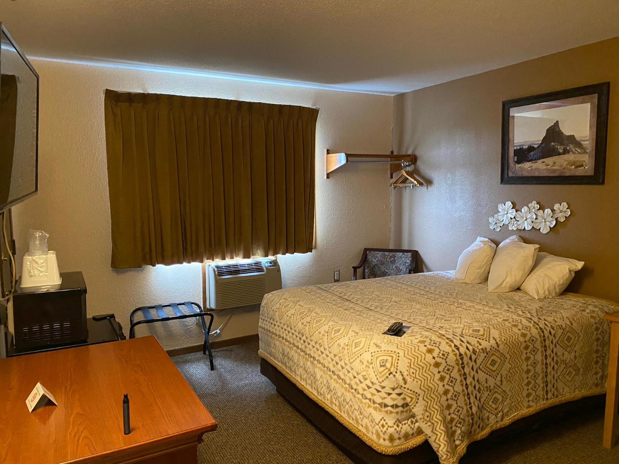 Queen Room - Non-Smoking - Photo 1