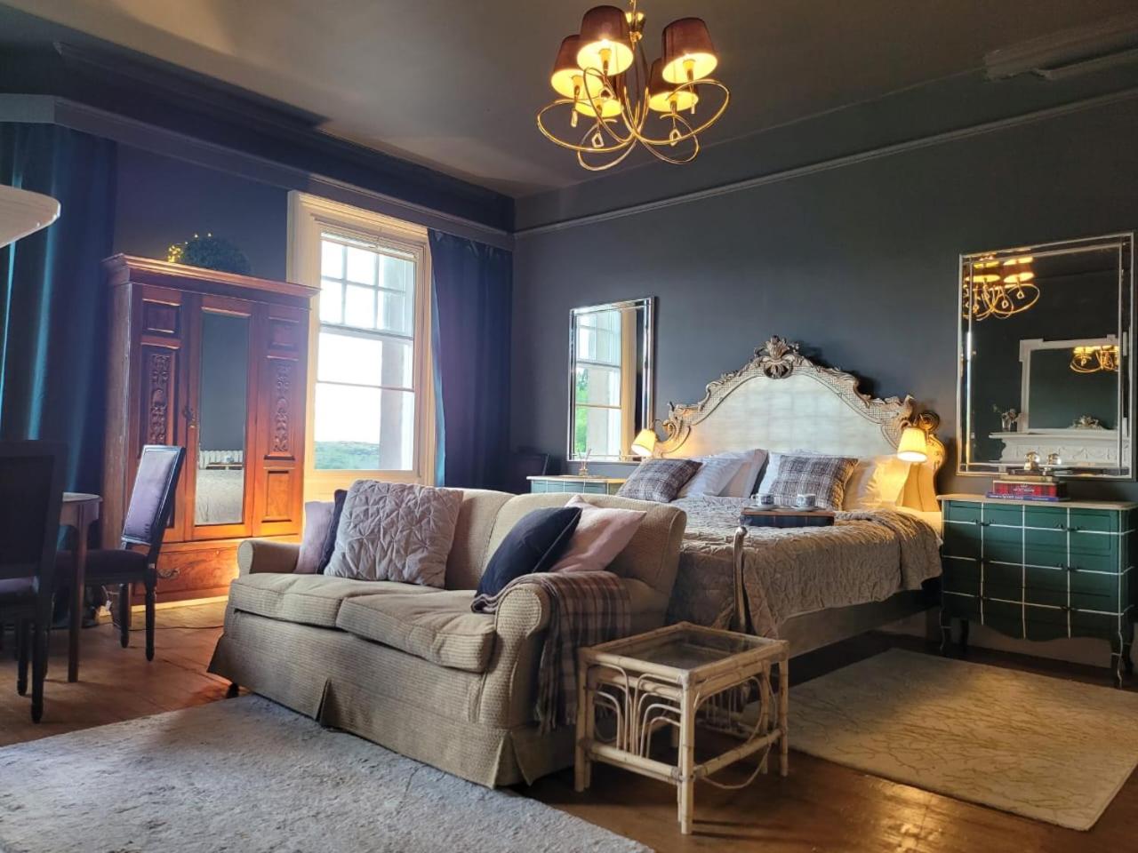 Family Room with Mountain View - Photo 7
