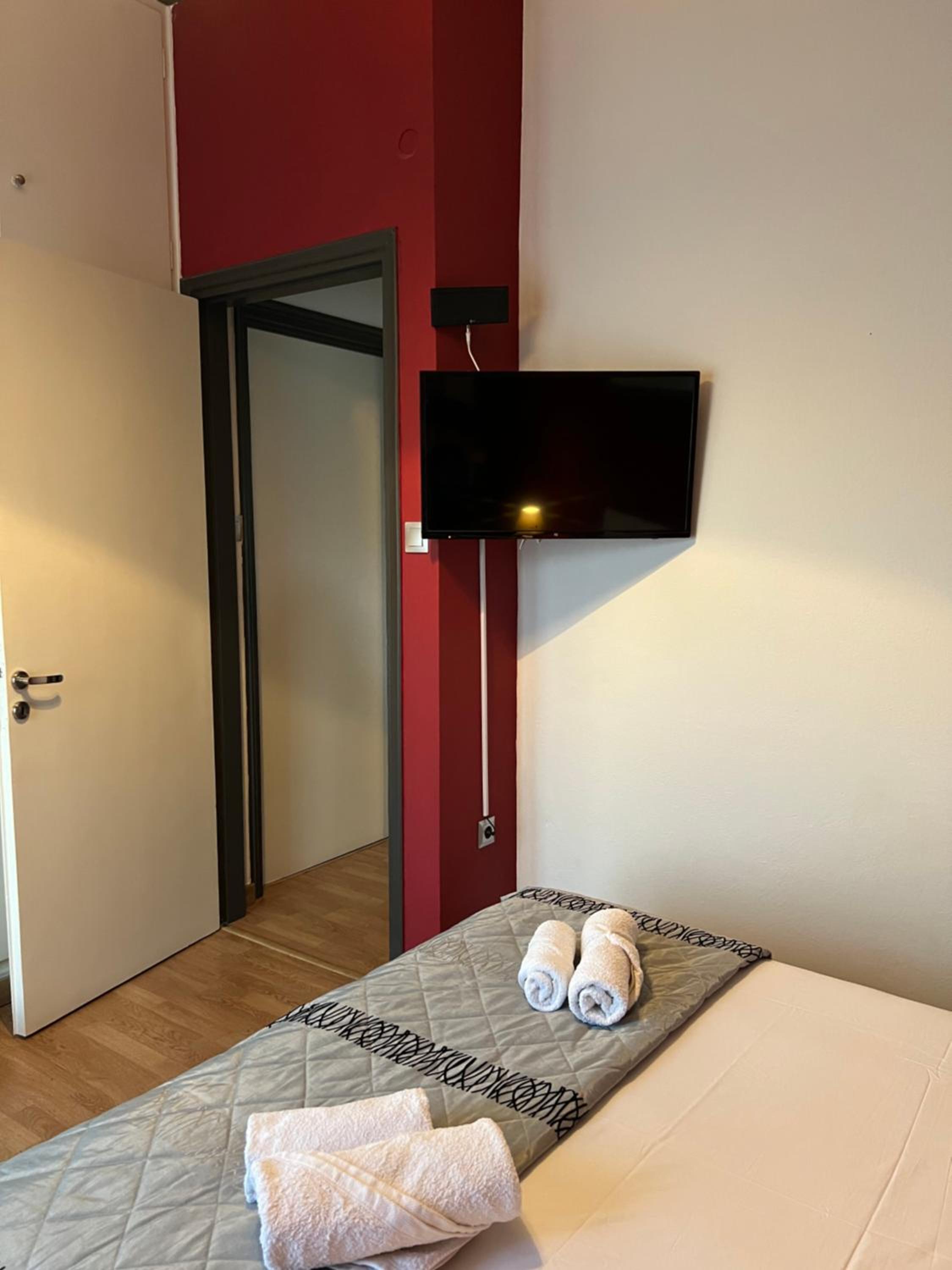 One-Bedroom Apartment - Photo 7