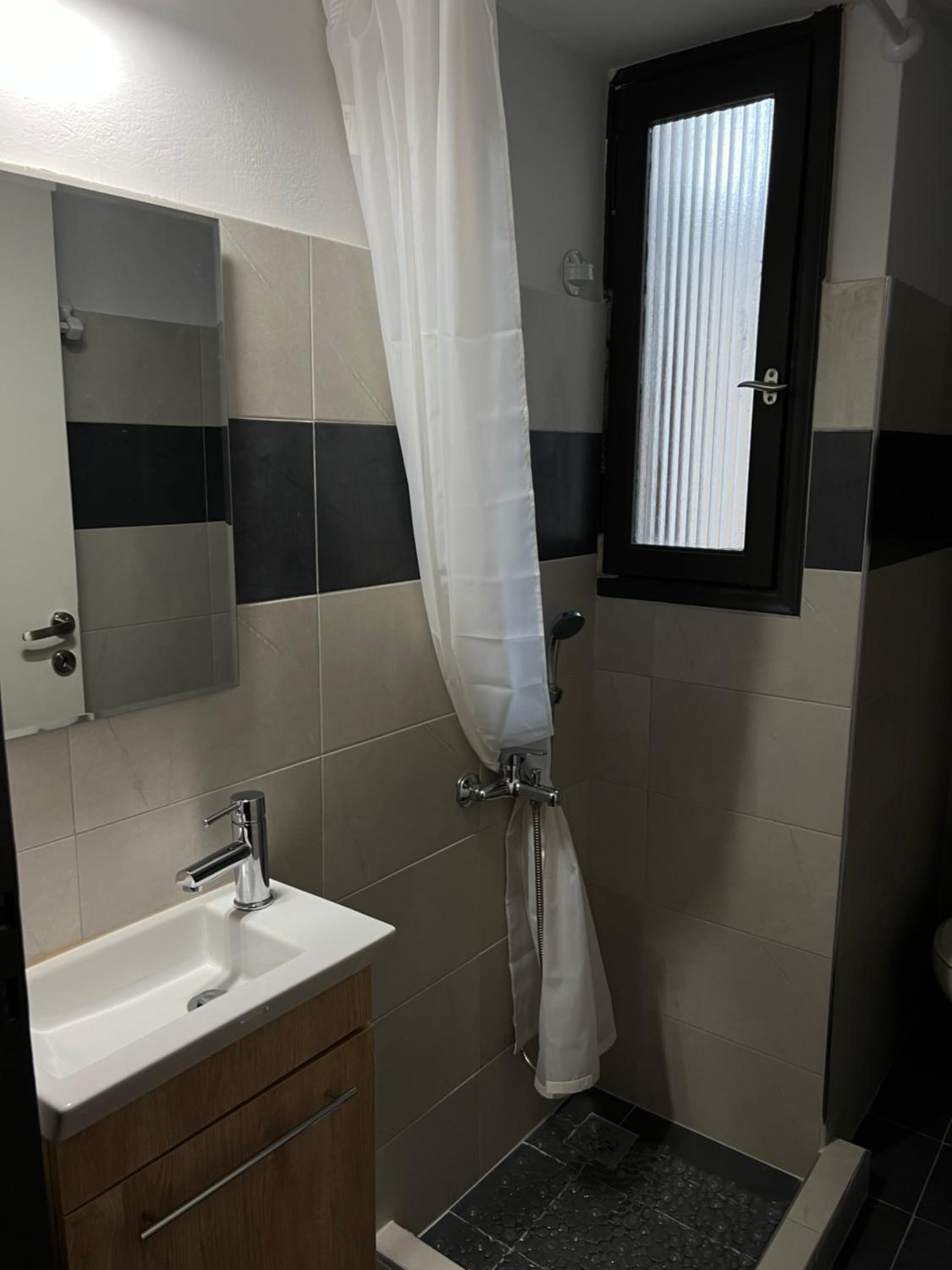 One-Bedroom Apartment - Photo 4
