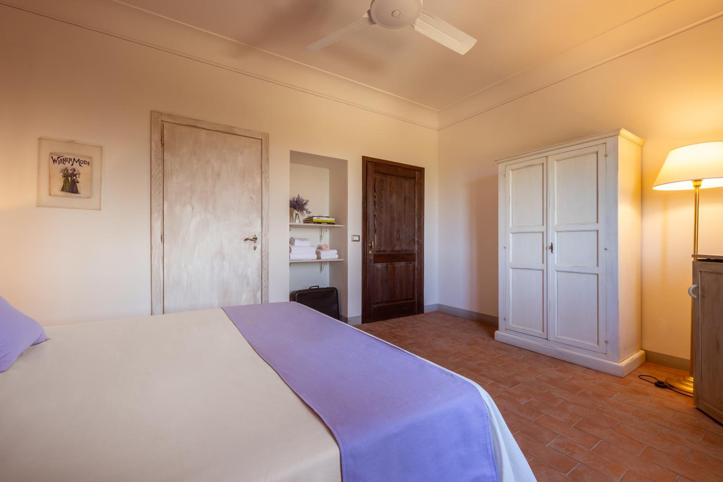 Superior King Room - Photo 8