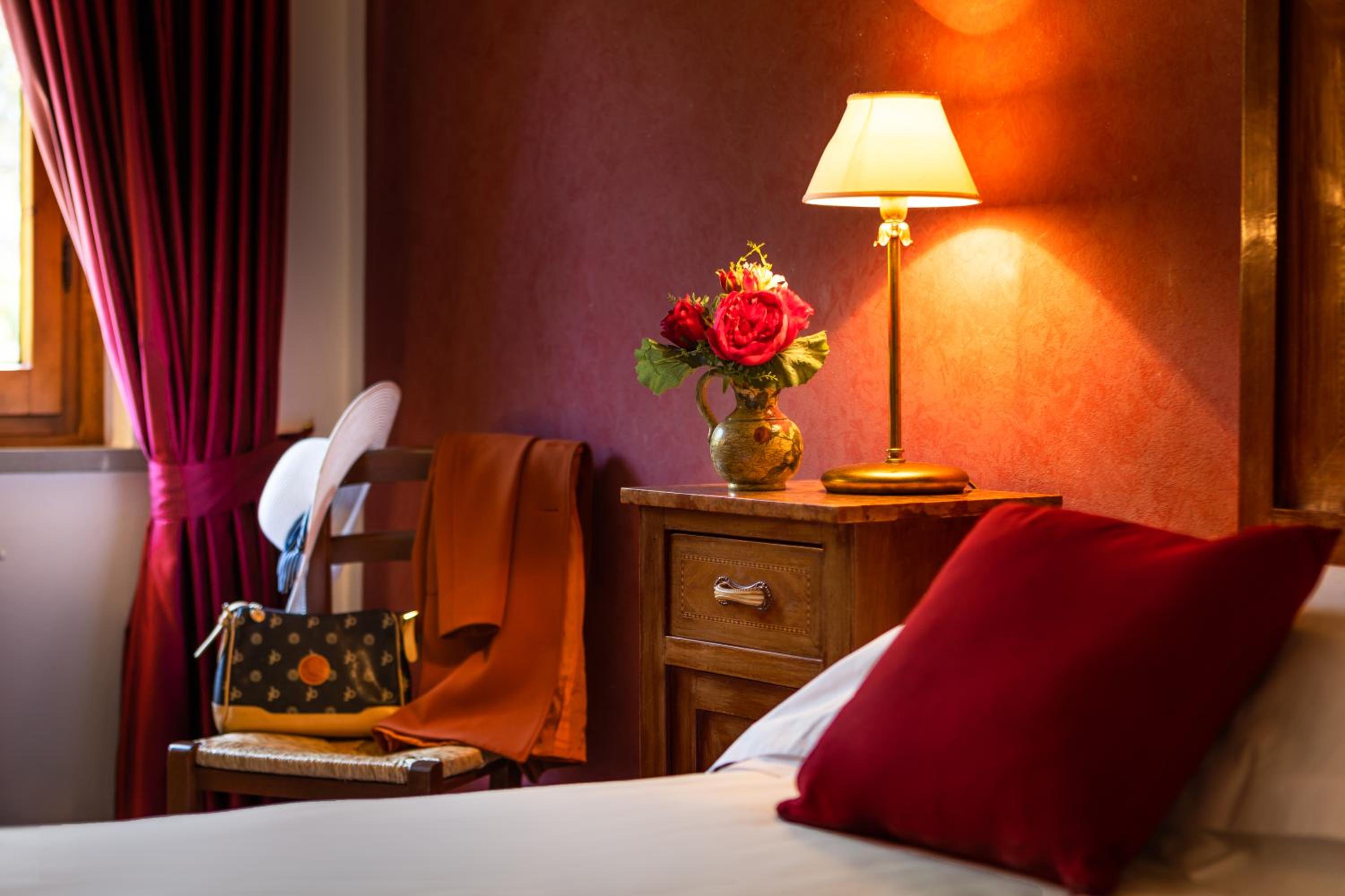 Deluxe King Room - Photo 8