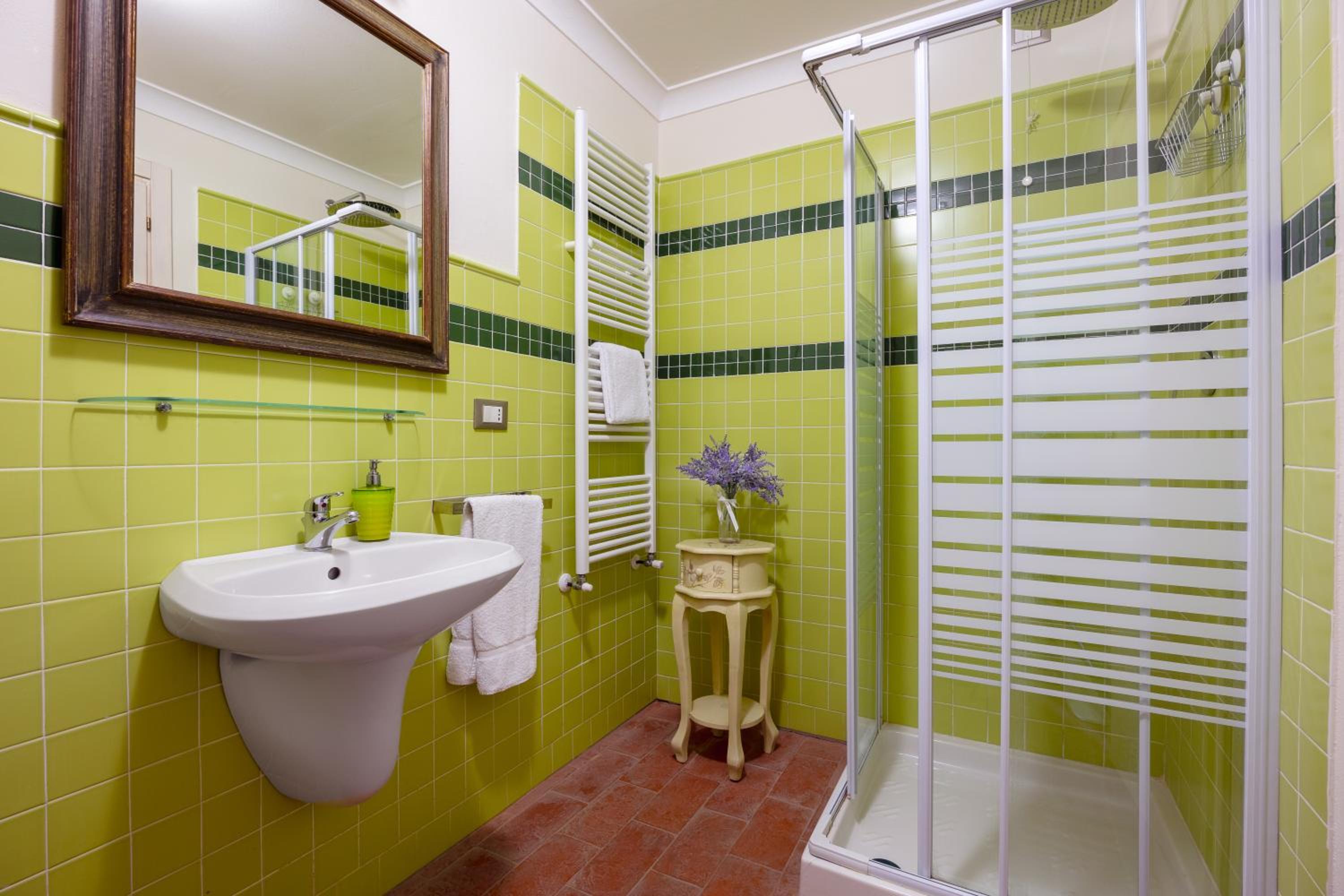 Deluxe King Room - Photo 11