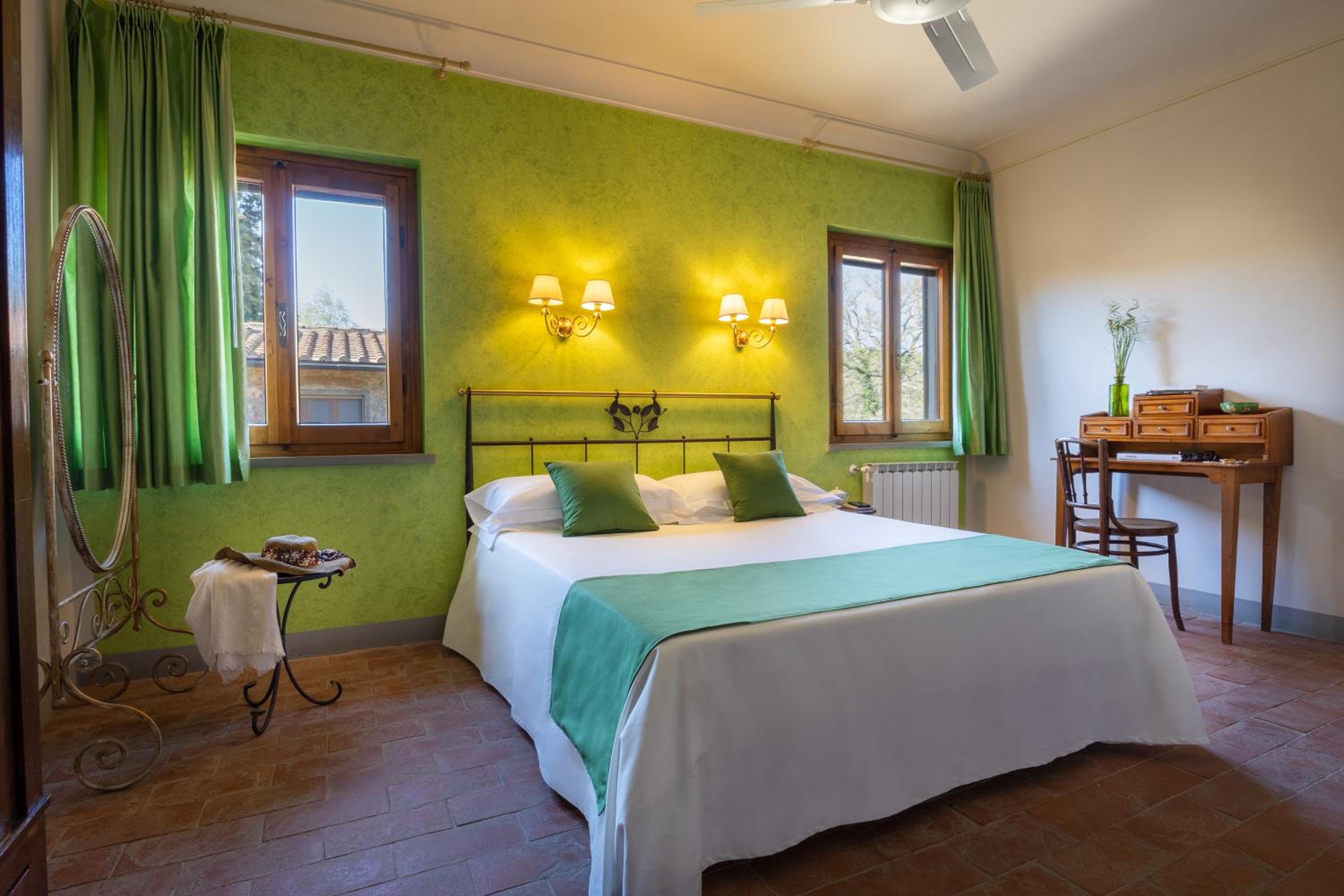 Deluxe King Room - Photo 6
