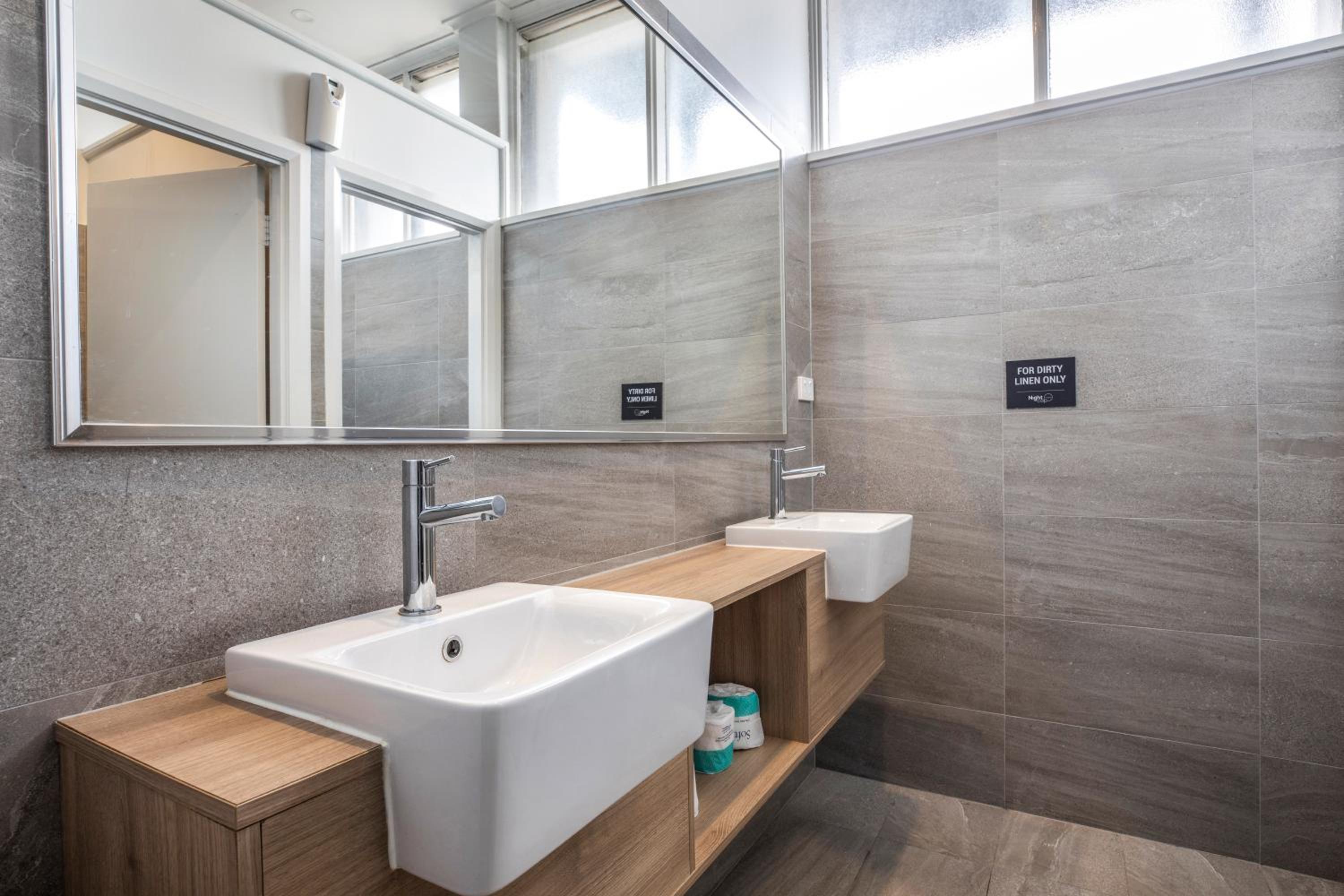 Economy Queen Room with Shared Bathroom  photo 3