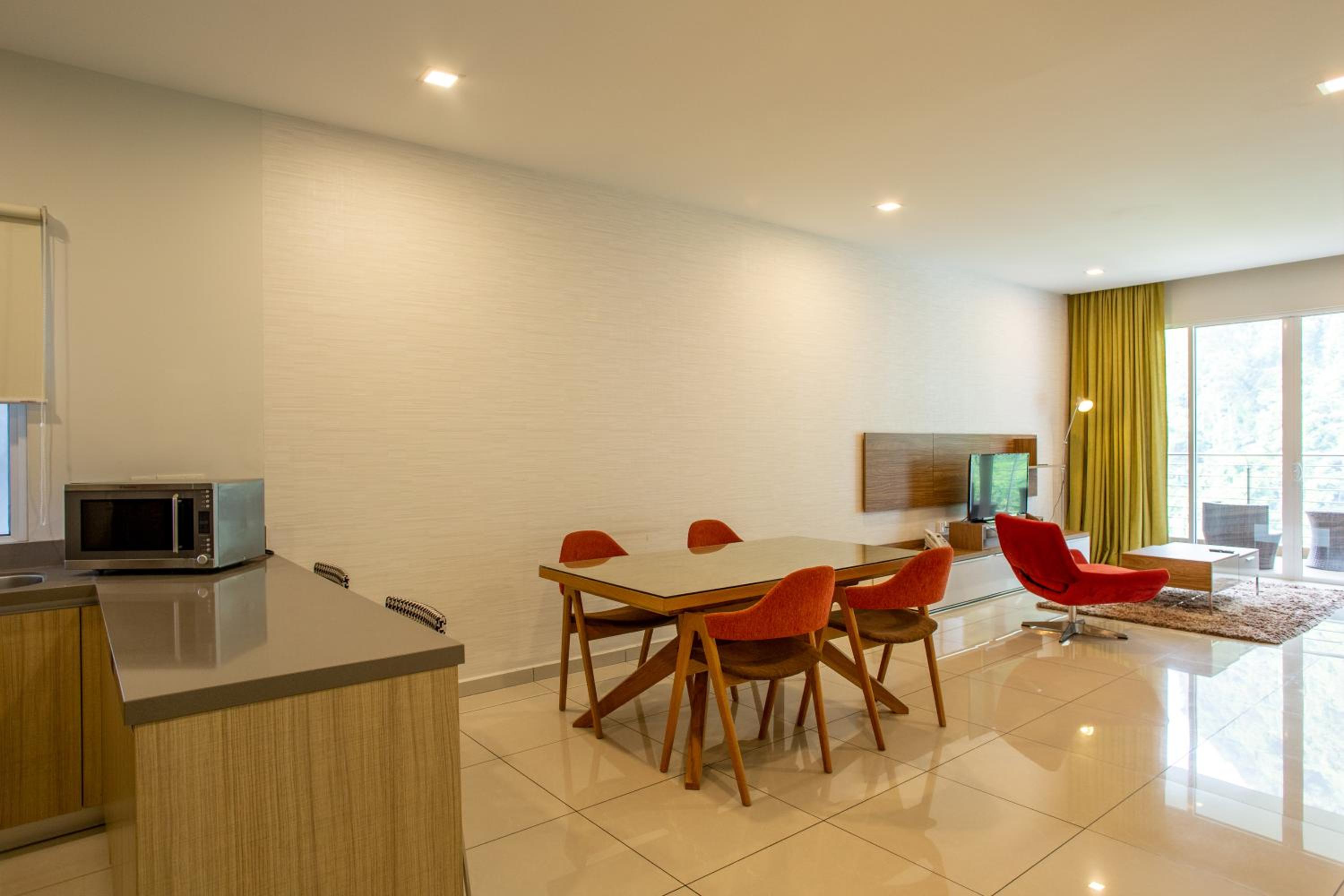 3 Bedroom Deluxe Suite Lakeview photo 3