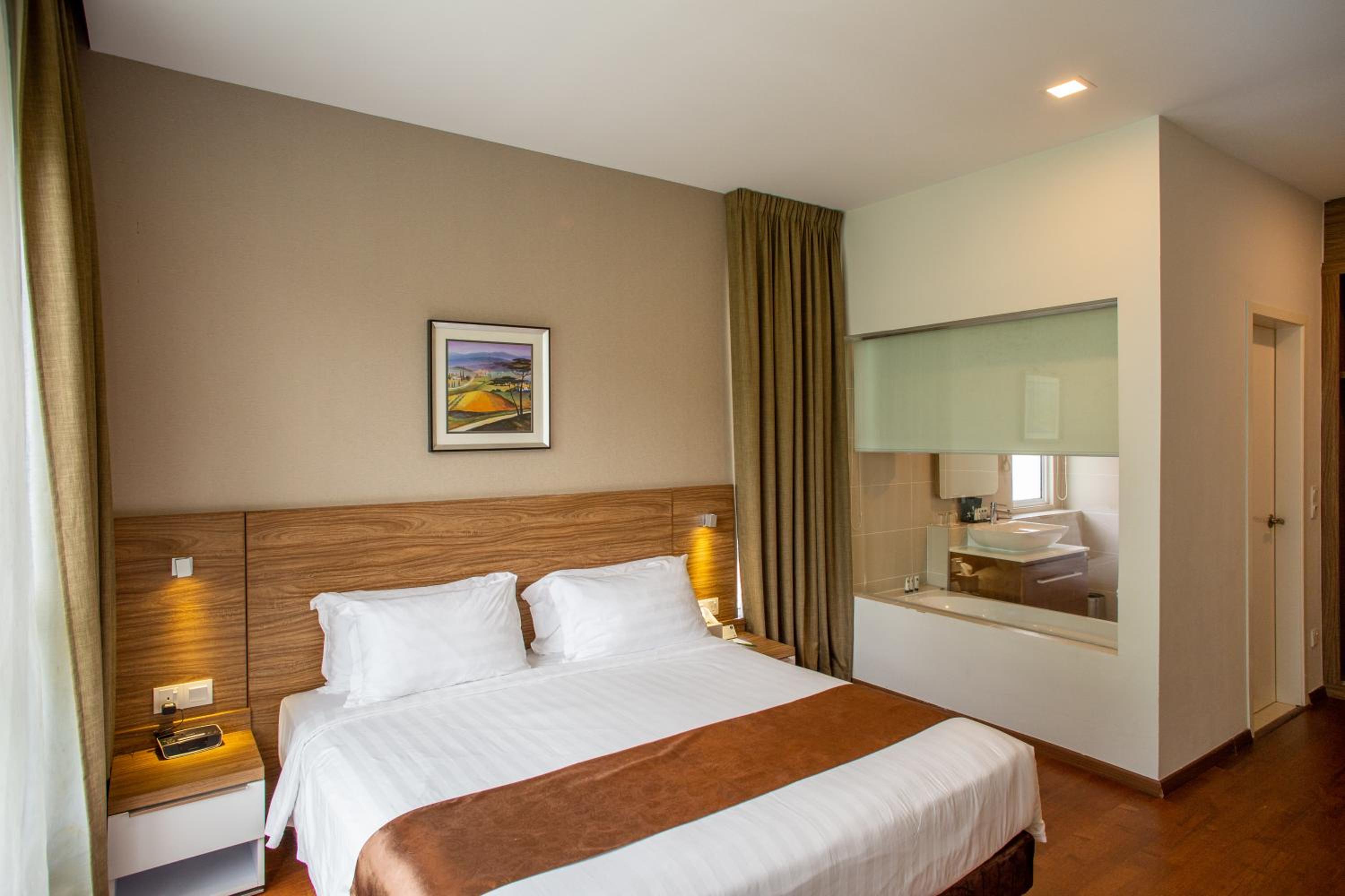 3 Bedroom Deluxe Suite Lakeview